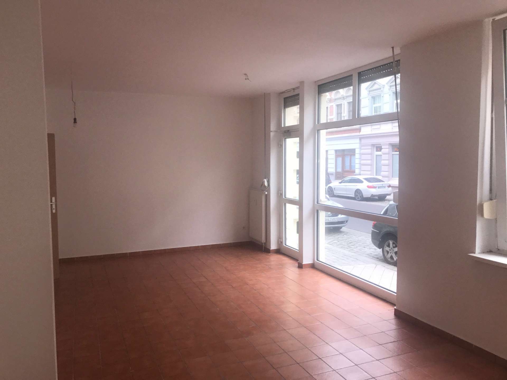 Großes Büro/Ladenfläche mit Schaufenster!