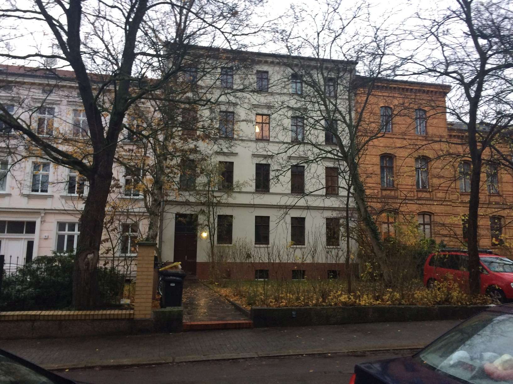 Zentral gelegen mit Fußbodendielung und Miniküche!