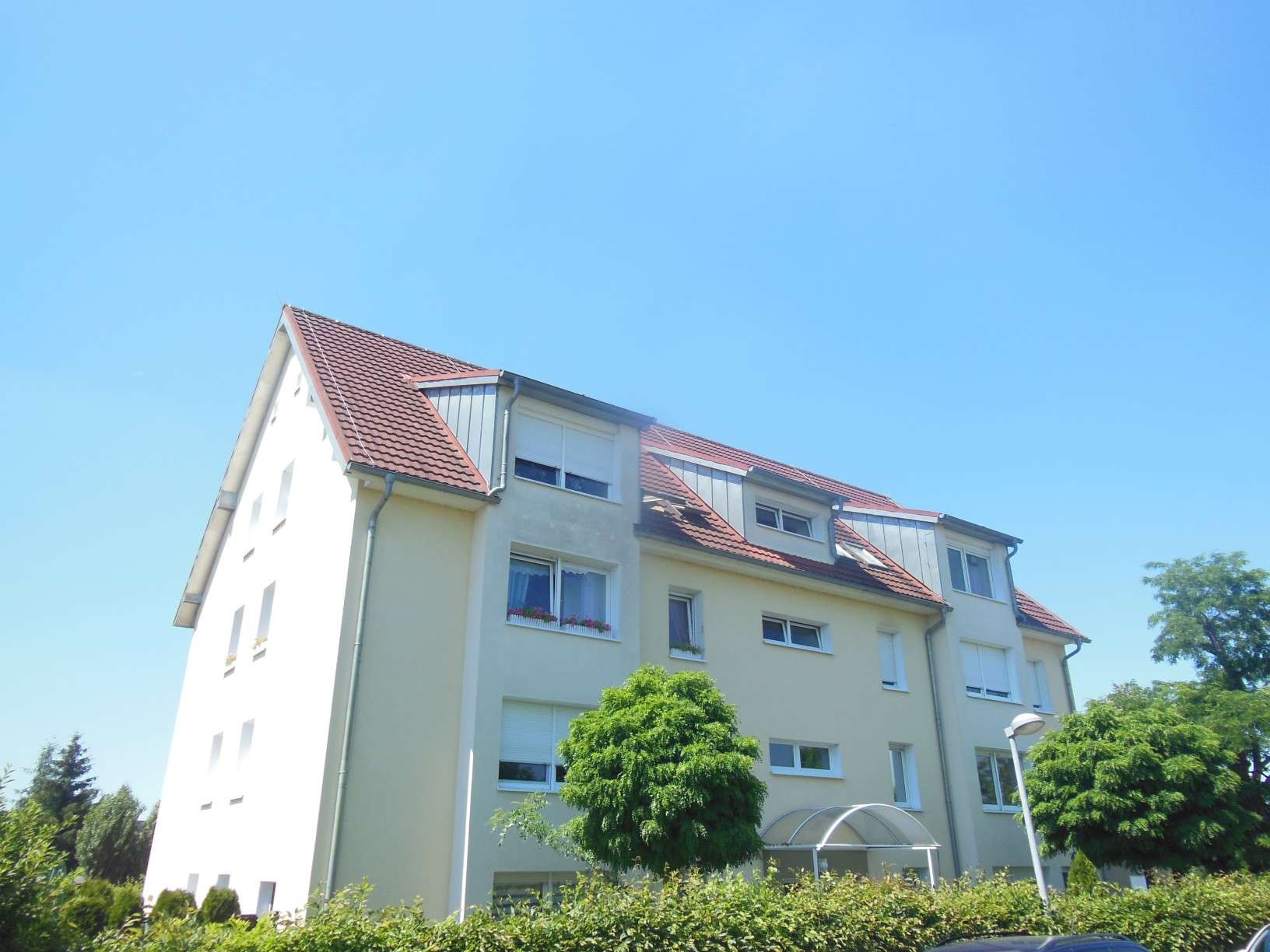 Großzügige Dachgeschosswohnung mit Balkon, idyllisch gelegen!