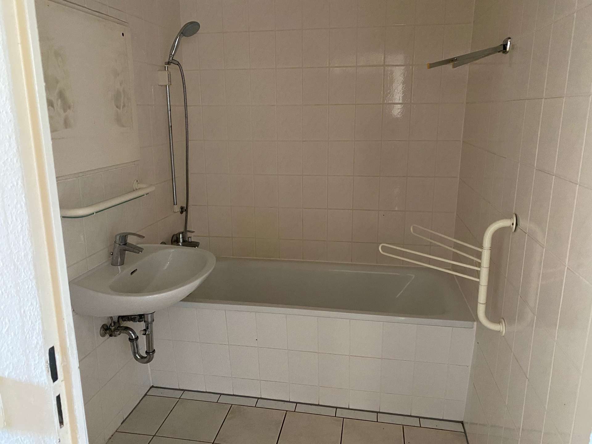 Dieser Wohnung fehlt es an nichts, hochwertig modernisiert, EBK, Wanne, Dusche, Dachterrasse u.v.m.