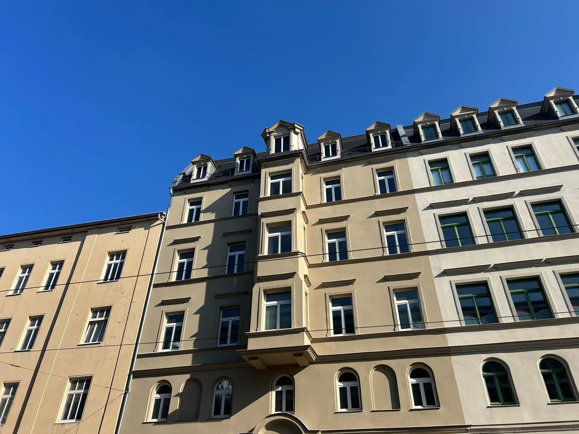 Stilvolle Altbauwohnung mit modernen Details, Einbauküche und charmanten Akzenten!