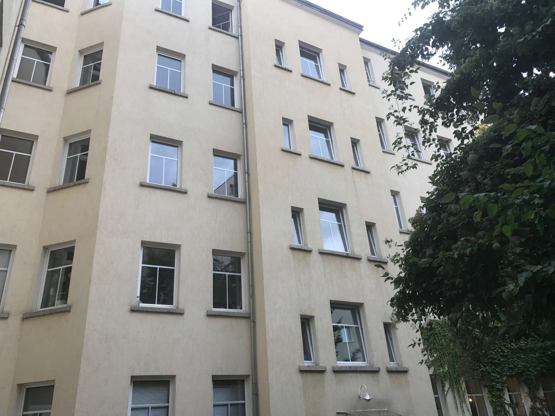 Helle 2 - Raum mit Einbauküche im Hinterhaus!