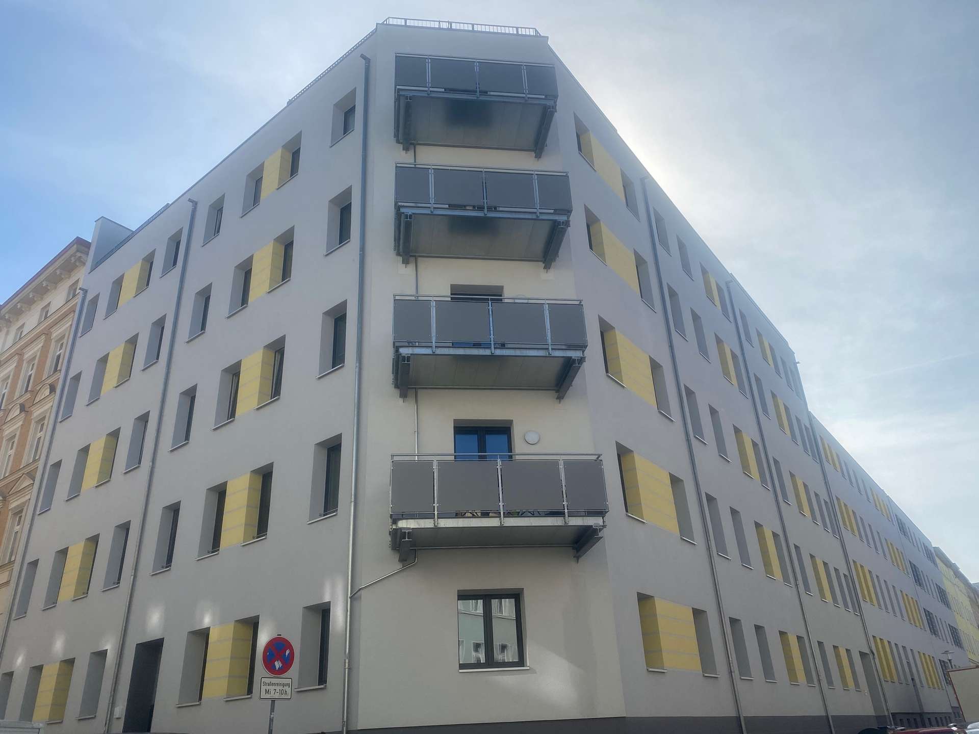 Schöne Erdgeschosswohnung mit geräumiger Wohnküche mit Einbauküche, Dusche und Fußbodenheizung!