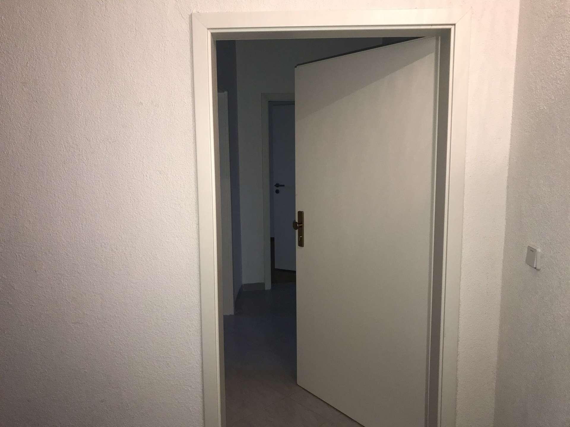 Singles gesucht, Wohnung mit großem Tageslichtbad und Wohnküche!