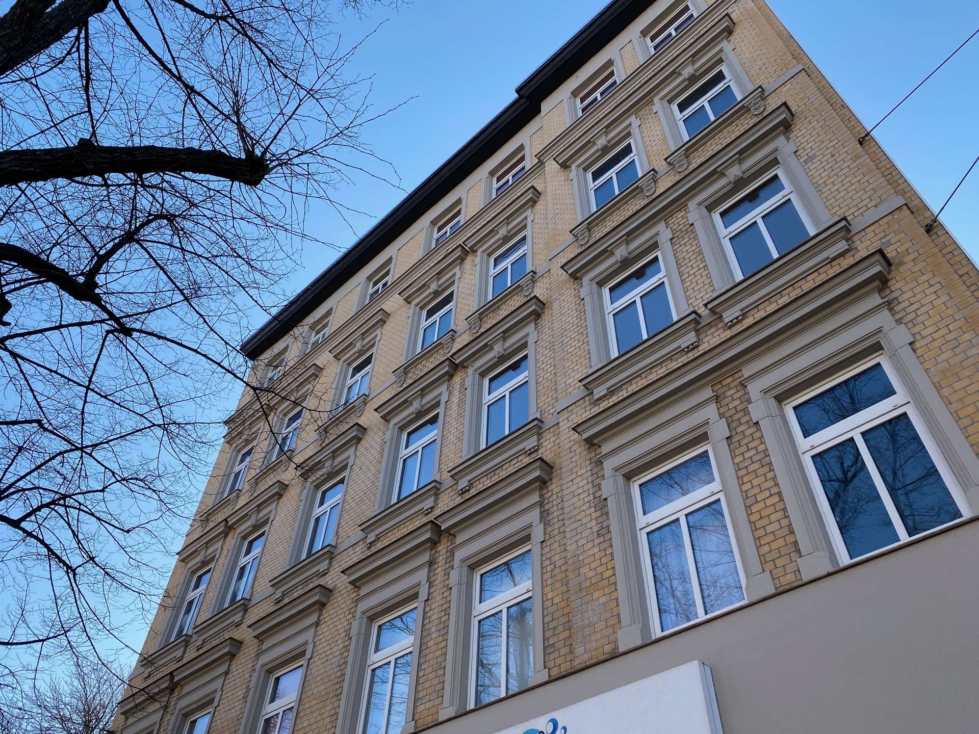 Schöne Wohnung mit Einbauküche, Balkon und sep. WC!