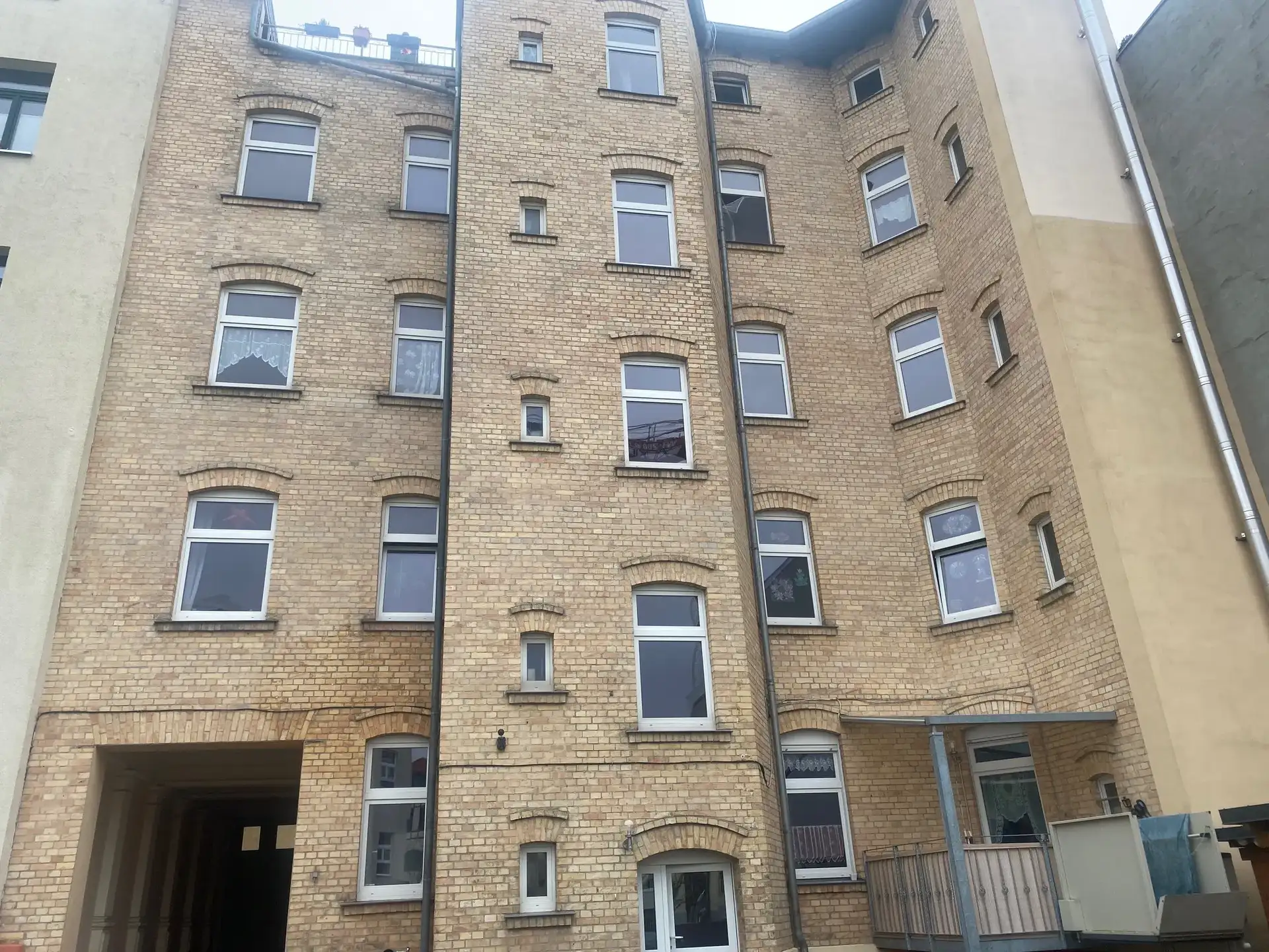 Vermietet! 3-Raumwohnung mit Dachterrasse und Weitblick über Halle, Stellplatz, Einbauküche & dekorativen Sichtbalken!