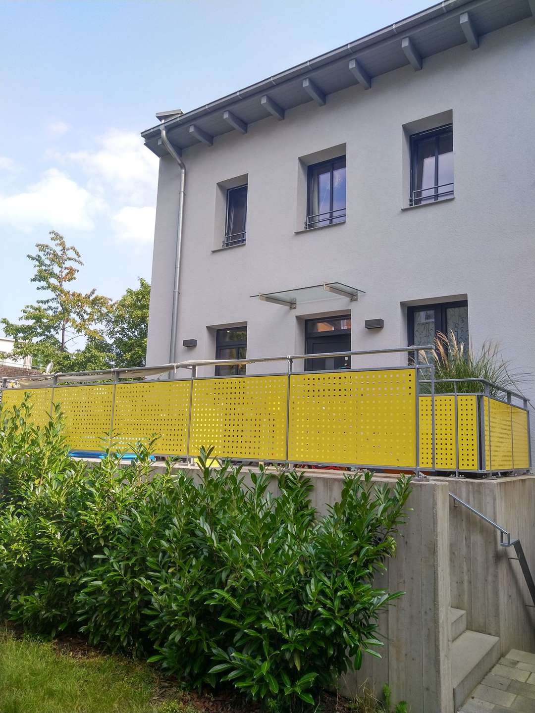 Maisonettewohnung im Reihenhausstil im Hinterhof mit Terrasse, Tiefgarage und vielen Extras!