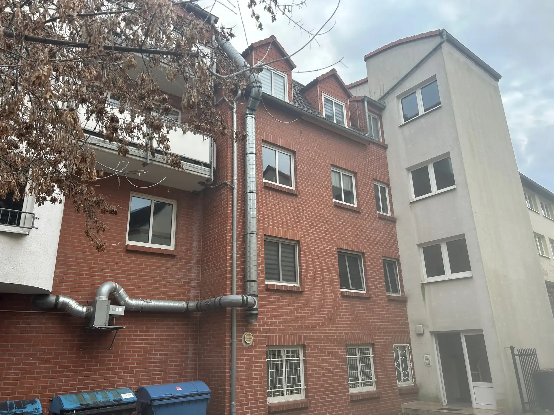 Attraktive 4-Zimmer-Wohnung mit Balkon, Einbauküche und Stellplatz