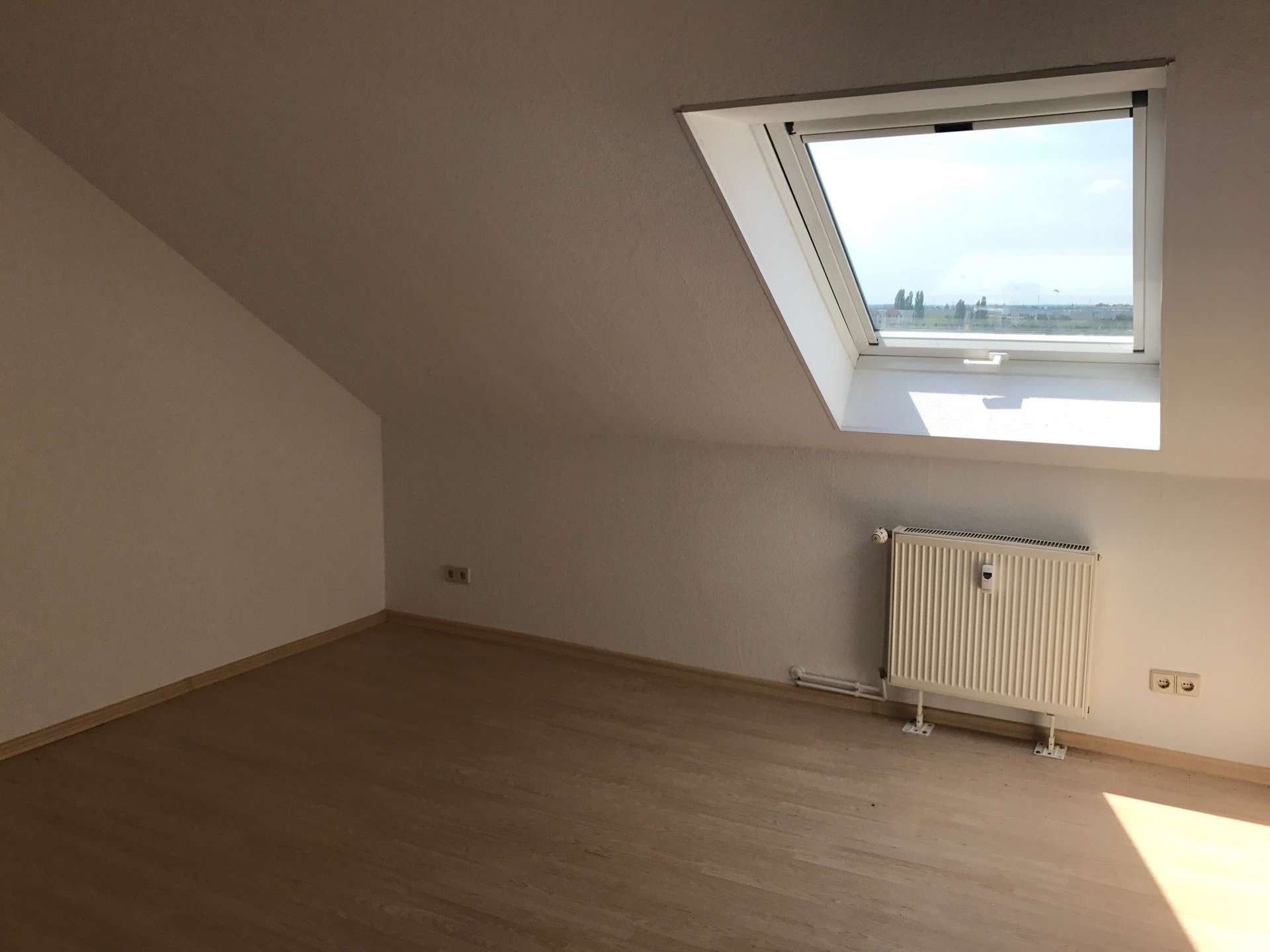 WG-geeignet - Dachgeschosswohnung mit Einbauküche und Geschirrspüler!