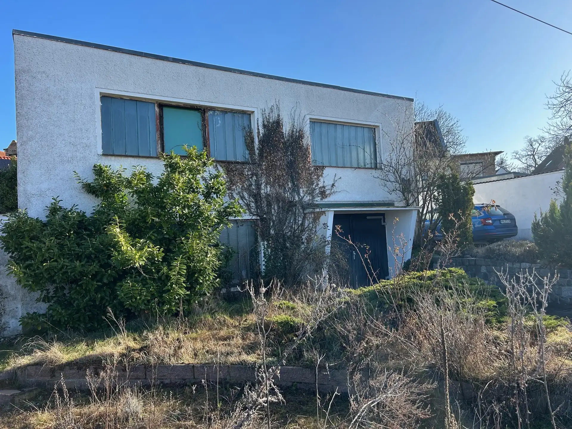 Naturnah wohnen am Petersberg – Einfamilienhaus mit Kamin, Terrasse, Garten und Garage!