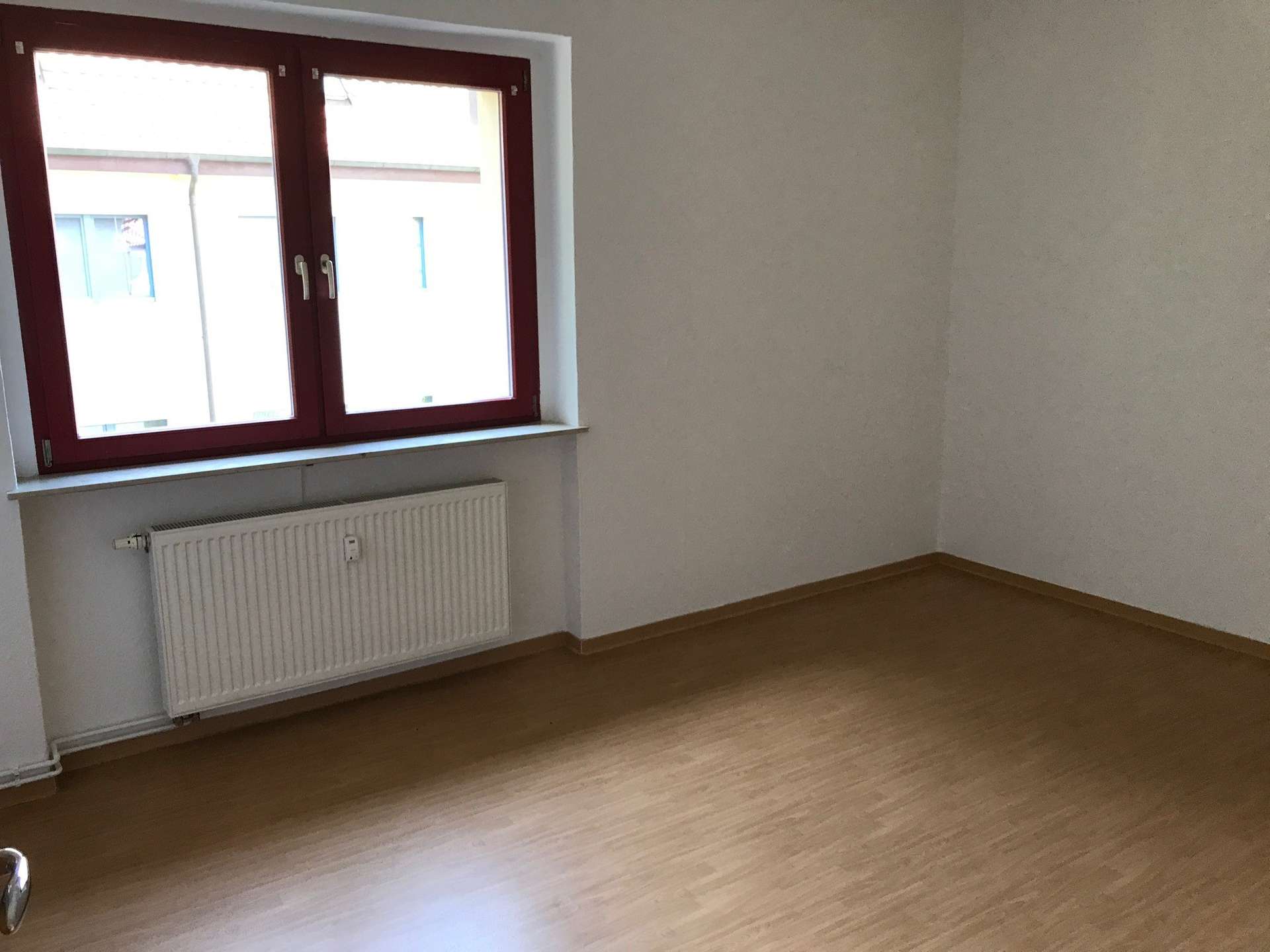 2-Raum-Wohnung, Küche & Bad mit Fenster und Balkon ins Grüne!