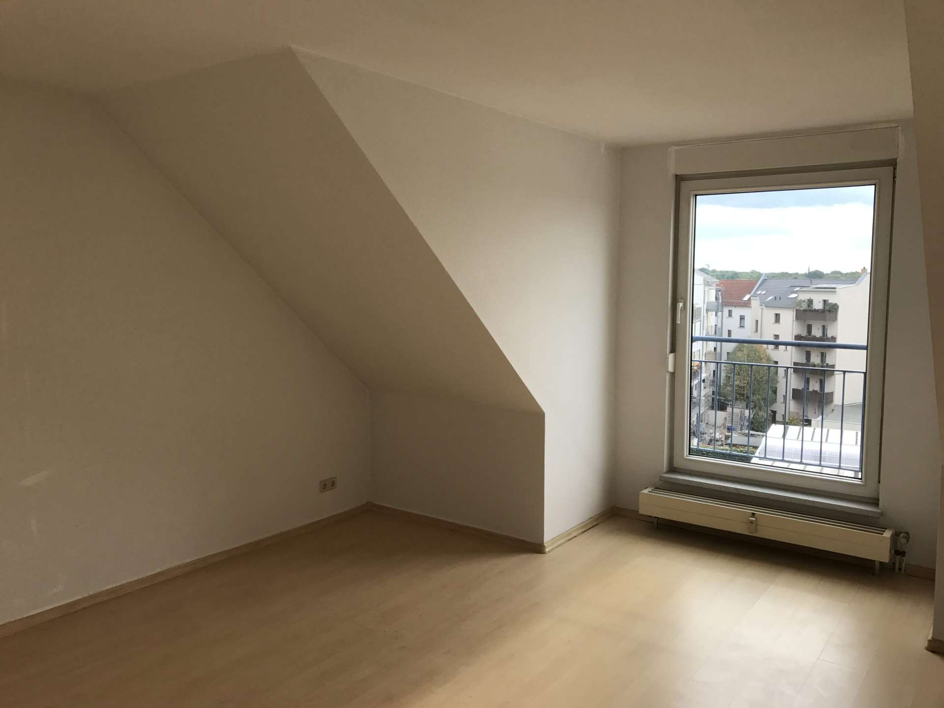 2 Raum Wohnung im Dachgeschoss mit Einbauküche!