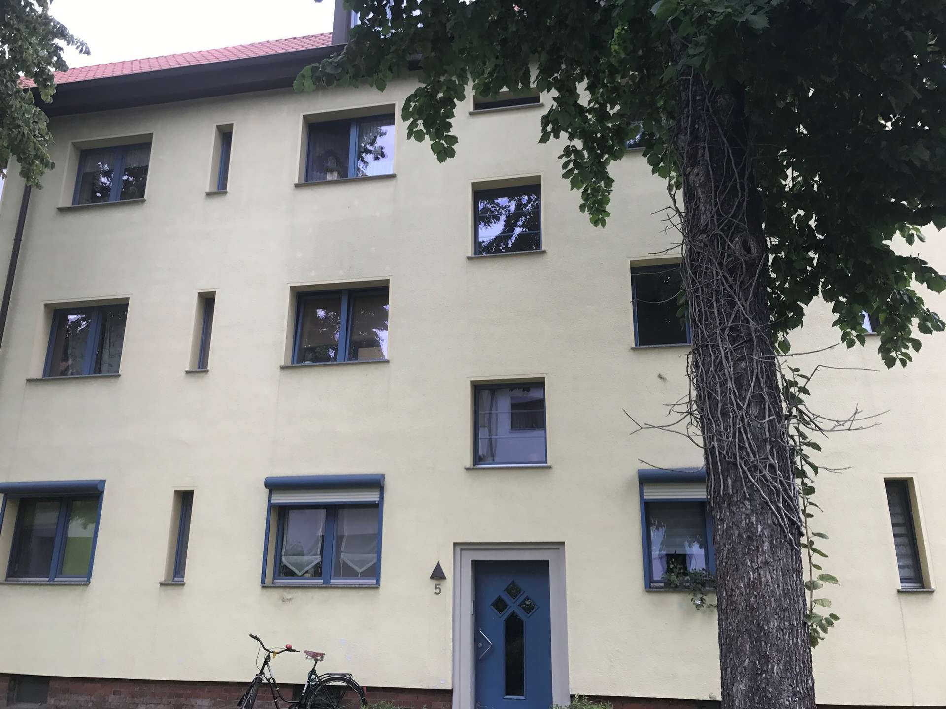 Ruhig gelegene 3 Zimmer Wohnung, Küche & Bad mit Fenster und Balkon!