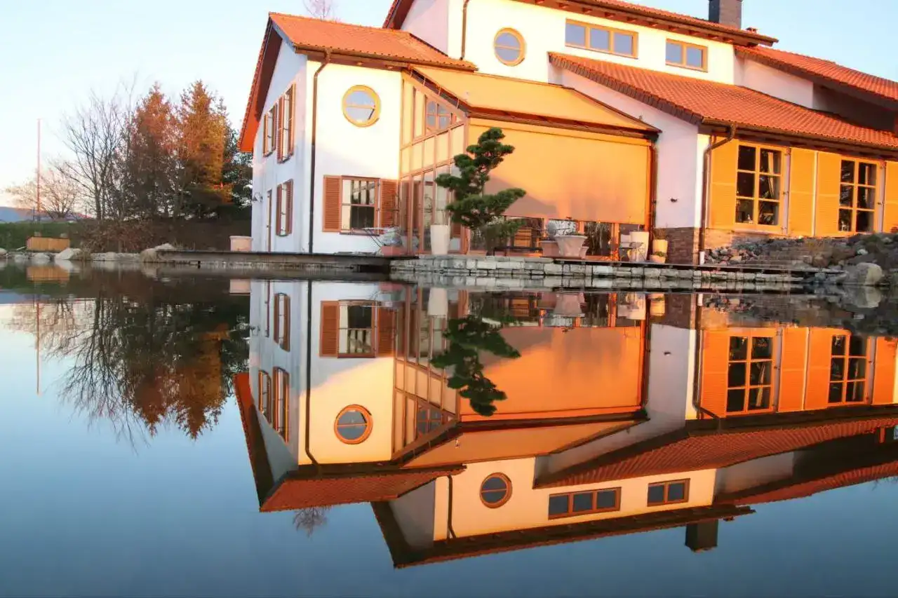 Bieterverfahren! Exklusive Architekten-Villa mit eigenem Schwimmteich und Baugrundstück in Harzgerode!