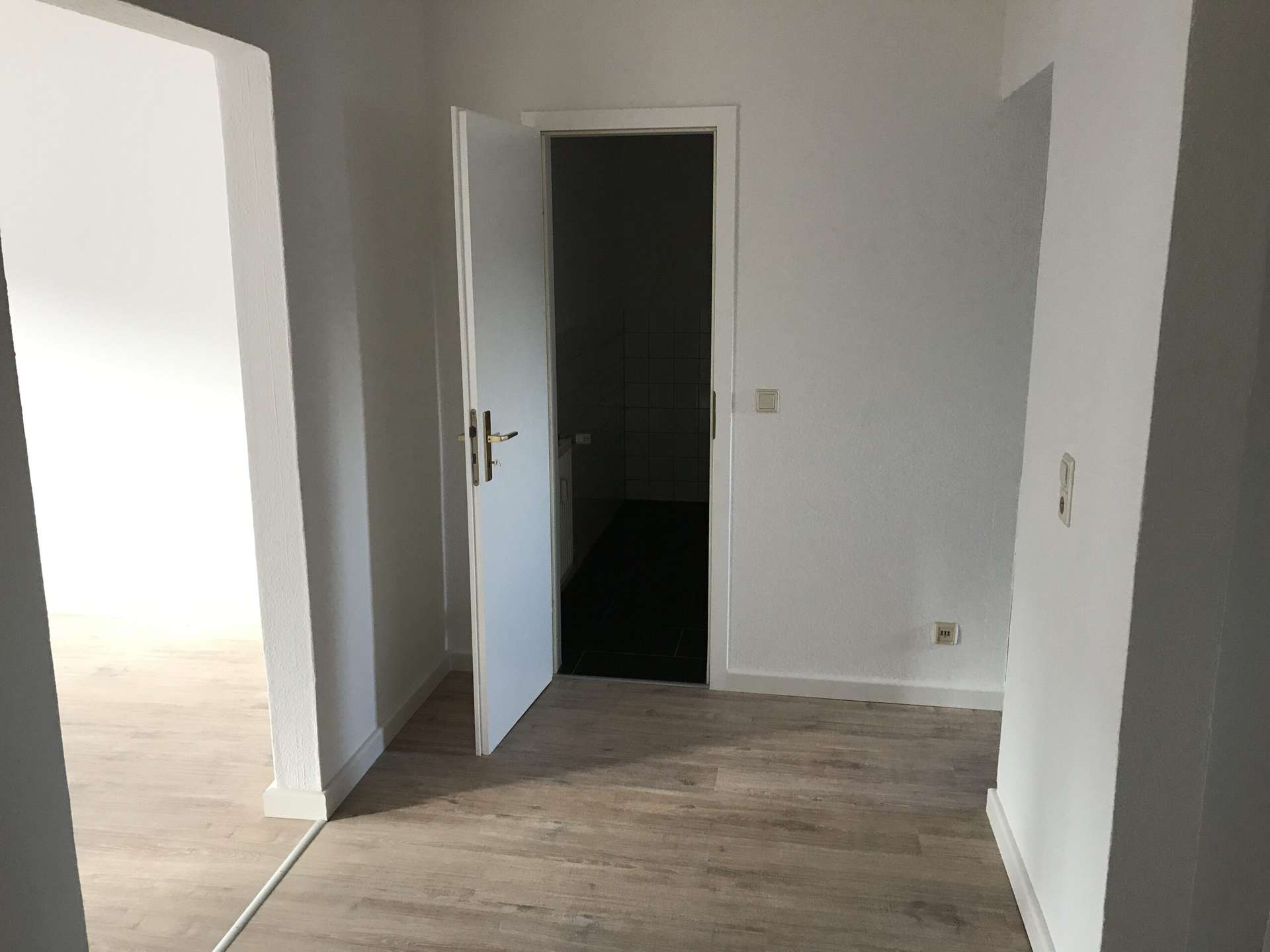 Ohne Kaution! Erstbezug nach Modernisierung mit separatem WC!