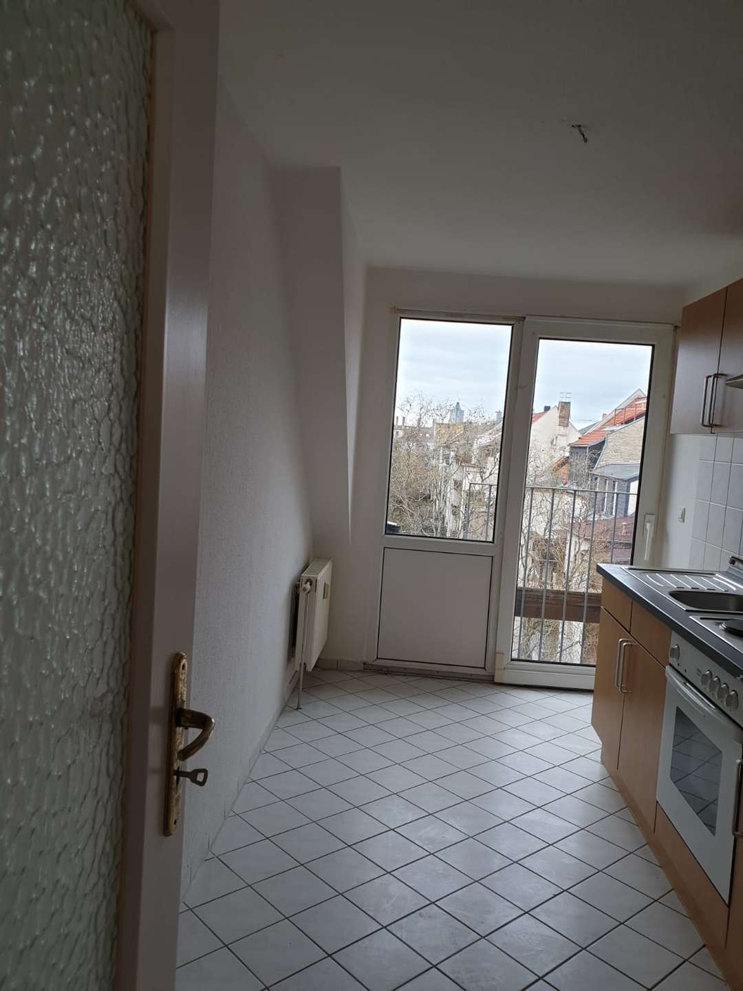 Balkon und Einbauküche im Dachgeschoss!