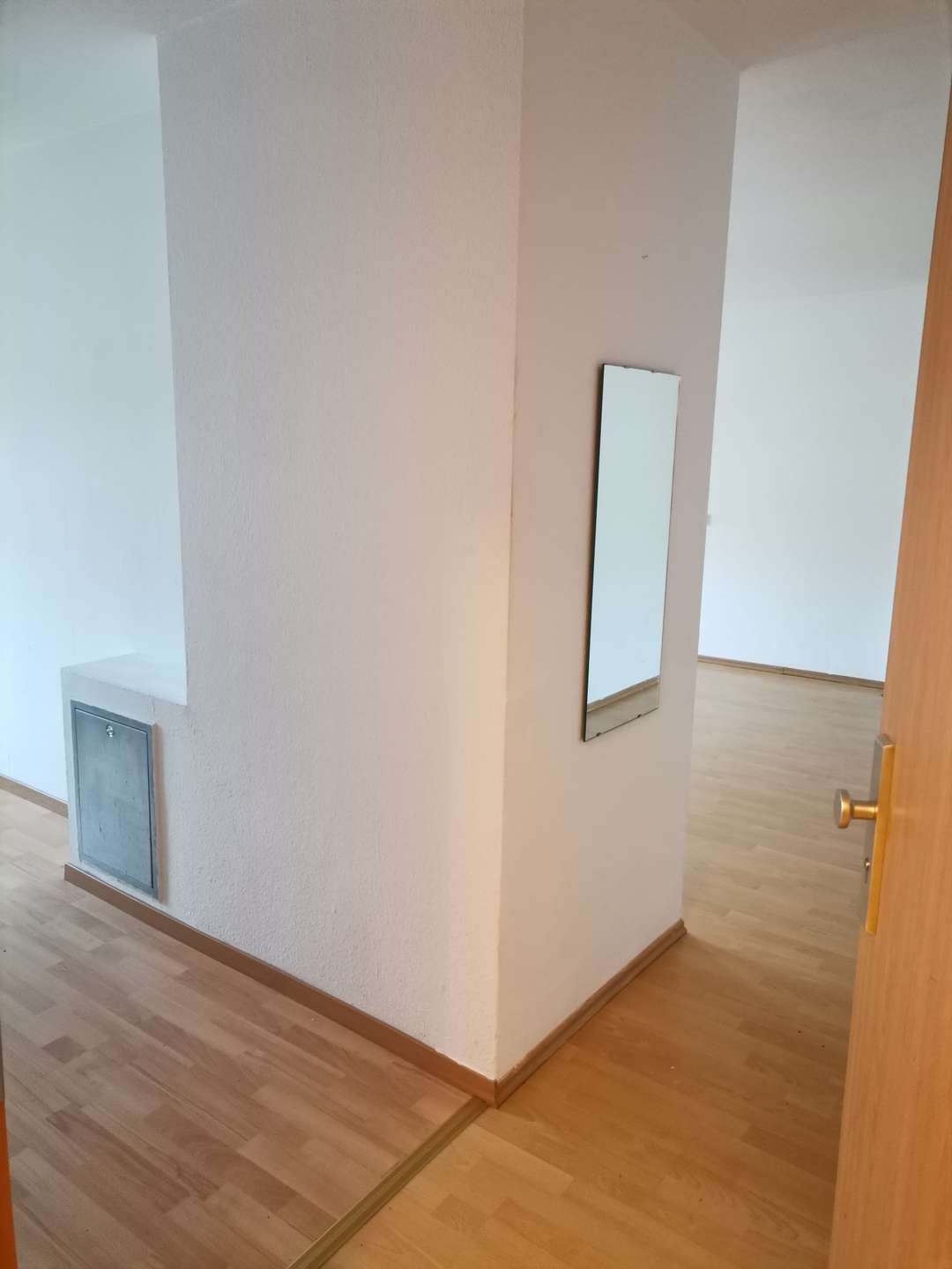 Geräumige Dachgeschoss-Wohnung mit Badewanne, Tageslichtbad und Einbauküche! – Bild 5