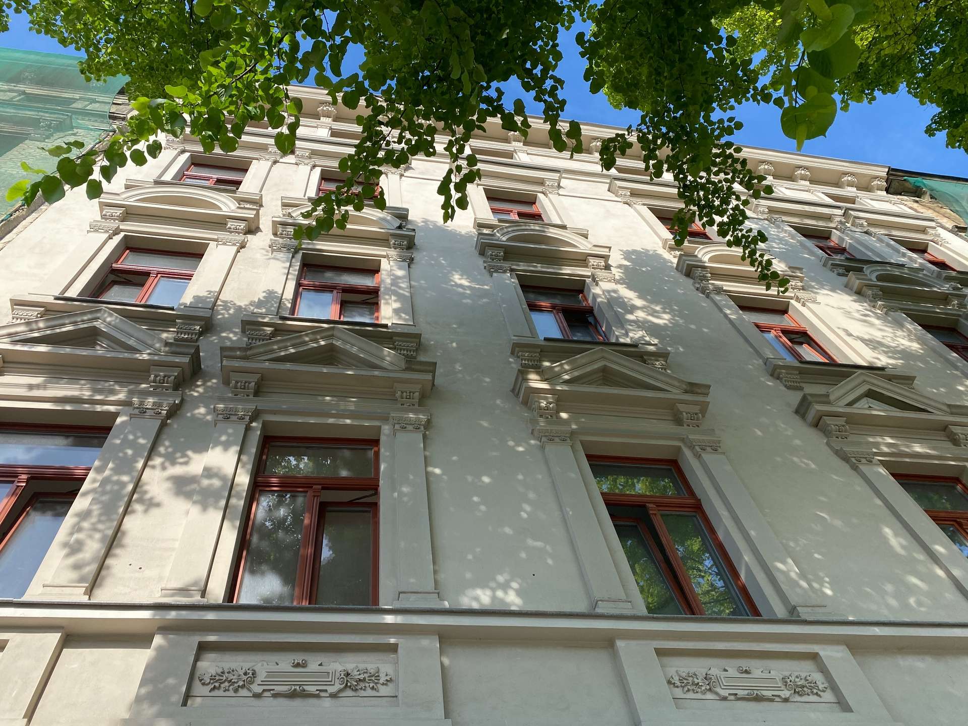 Vermietet! Liebevoll hergerichtete Wohnung mit Echtholzfußboden und französischem Fenster in beliebter Etage!