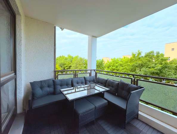 Schöne und gut gelegene 2 Zimmer Wohnung mit 2 sonnigen Balkonen
