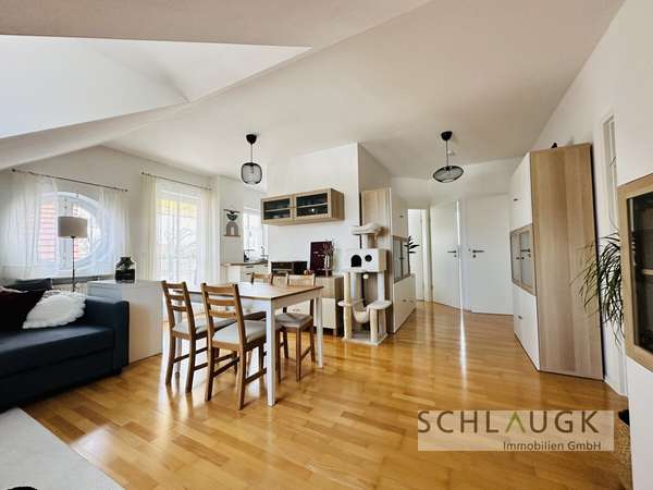Aufgepasst: Wunderschöne 3 Zimmer Wohnung mit Balkon, Tiefgaragenstellplatz und Einbauküche