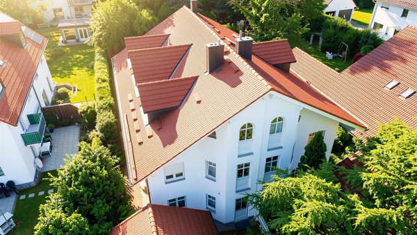 Attraktive Doppelhaushälfte mit drei Wohneinheiten in sonniger und ruhiger Lage
