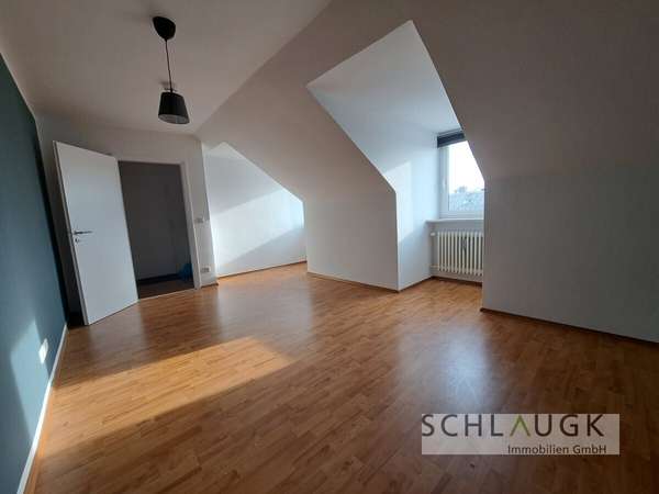 2 Zimmer im Dachgeschoss -- helles Tageslichtbad