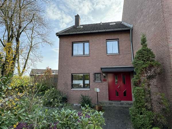 charmantes Haus mit schönem Garten und großer Garage in Neuss Norf
