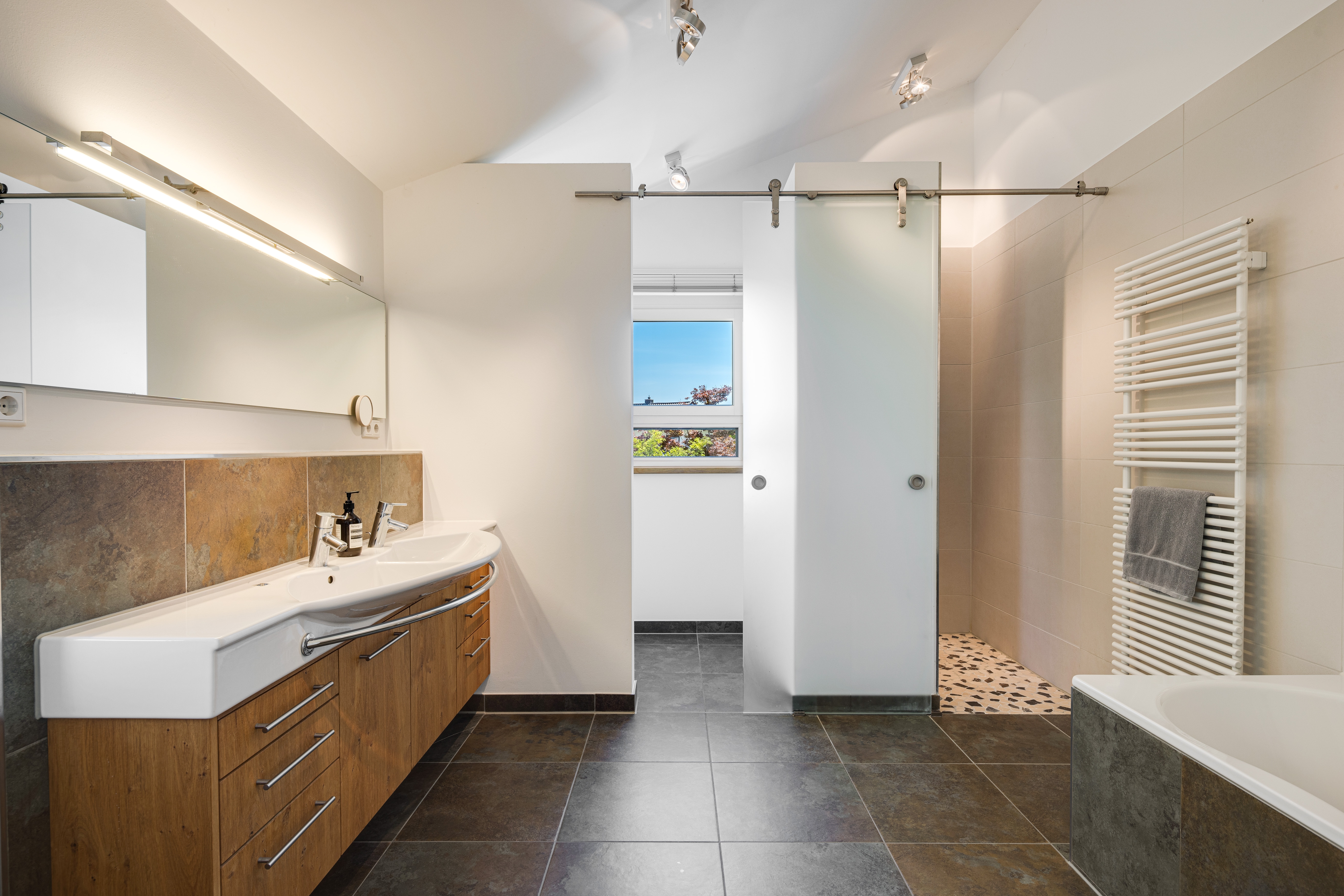 3 Bedroom Single Family Home/House's Image 4