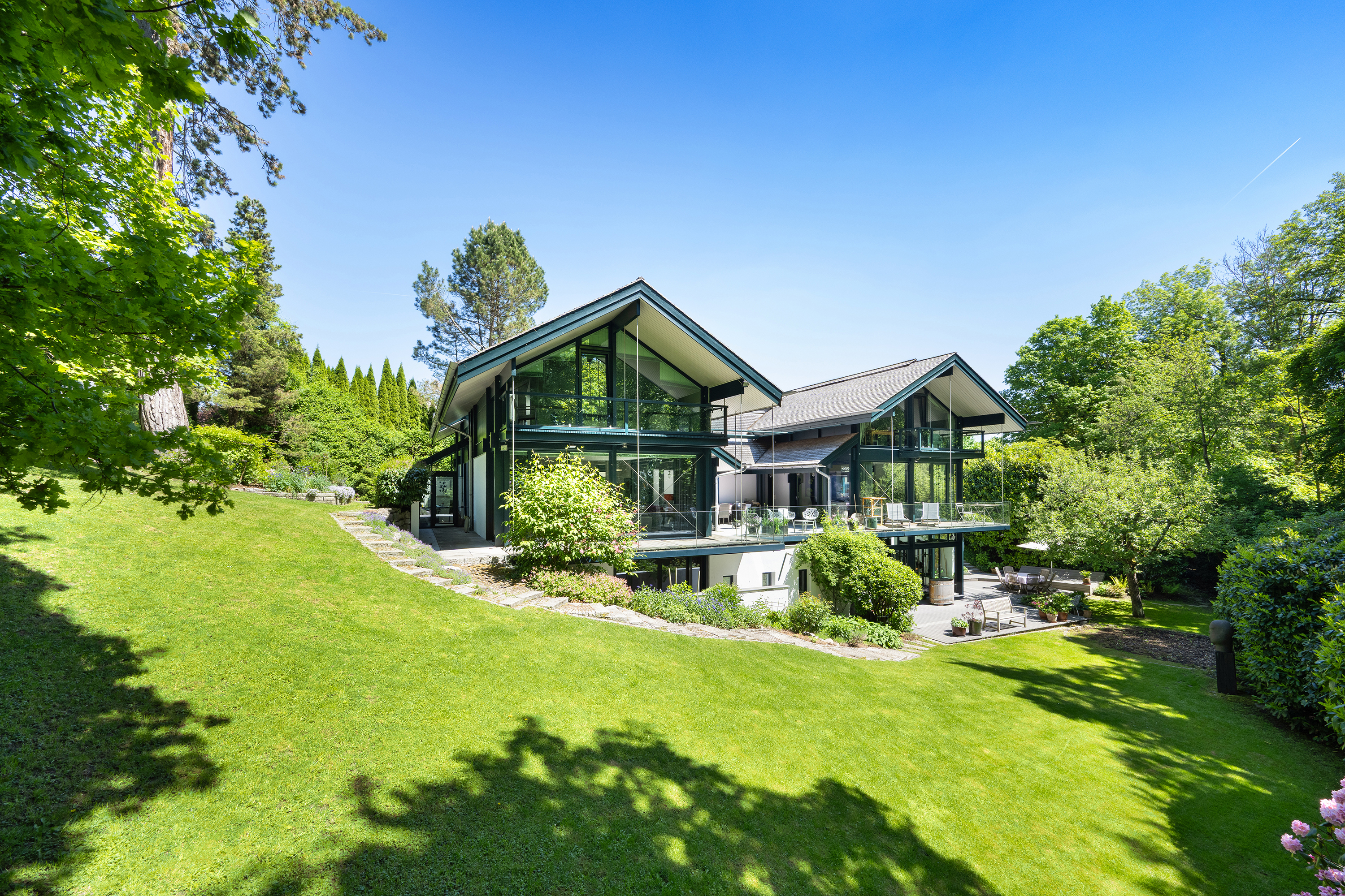 5 Bedroom Single Family Home/House's Image 4