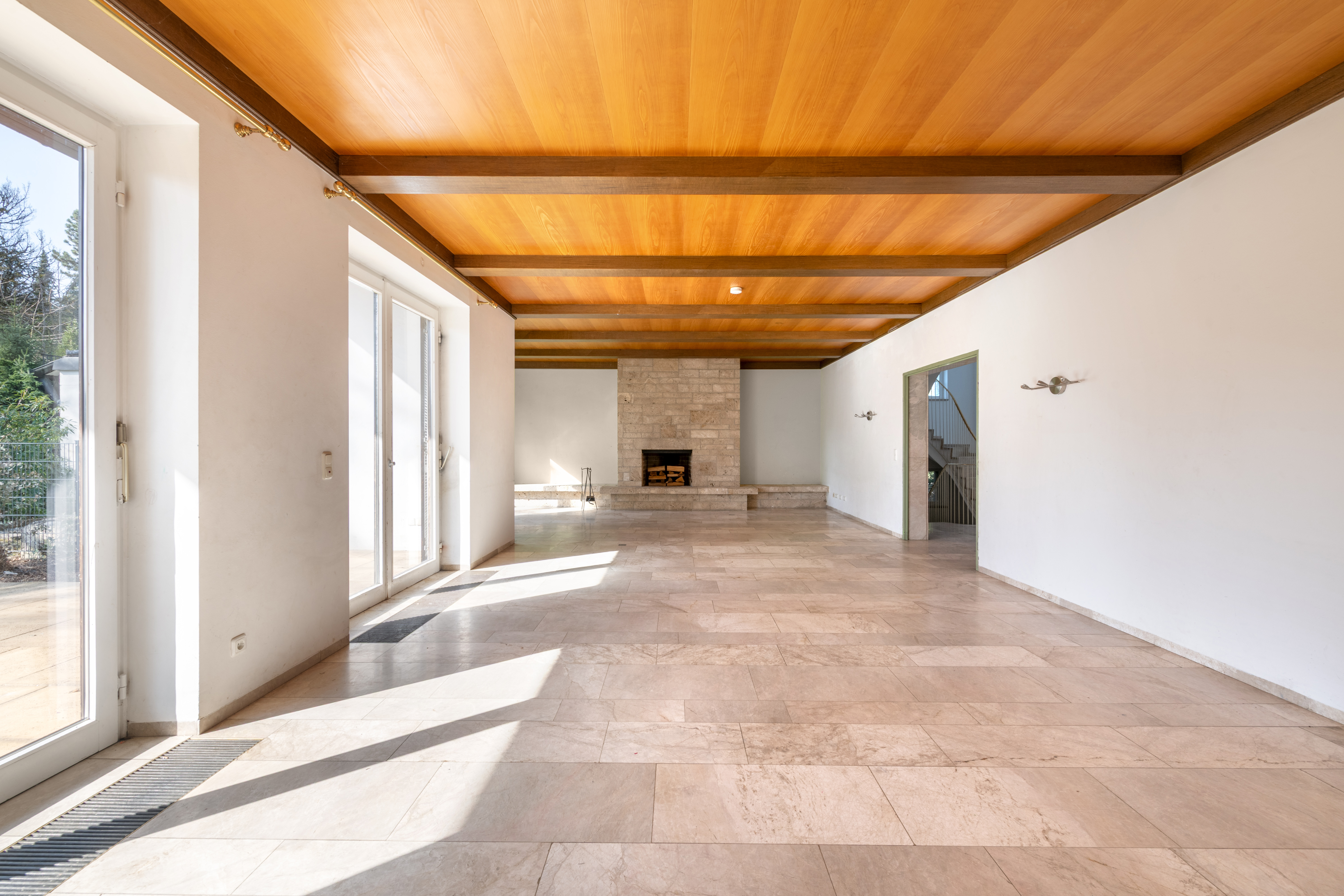 6 Bedroom Single Family Home/House's Image 3