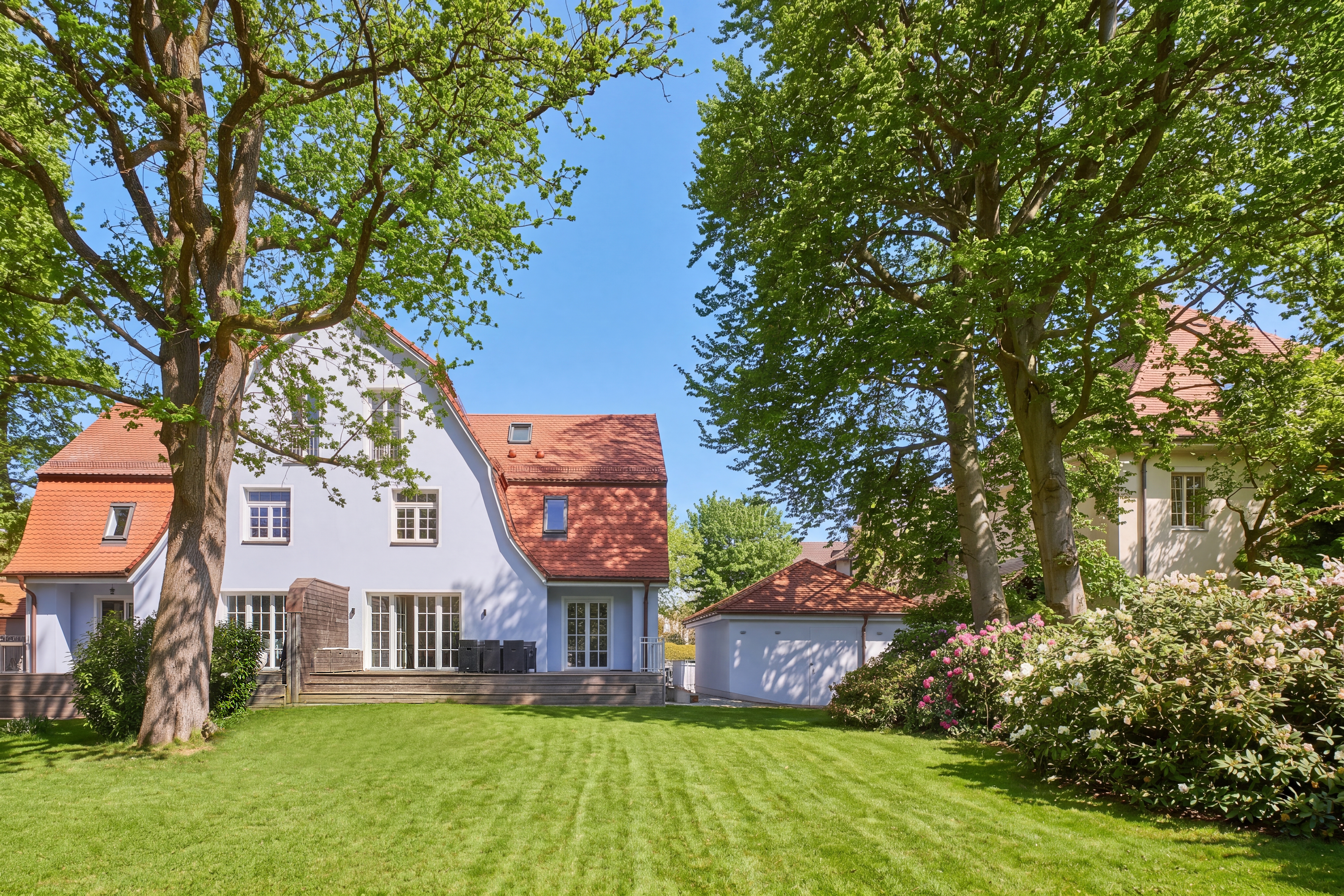 https://images.propstack.de/photos/Yp2uaEZP3kXRmDm3ZZ6U86gr/photo/DSG1oEfuF5a7qWXpWsG5RPLA/HS%201860%20-%20Garten%20SOMMER%20KI.jpg
