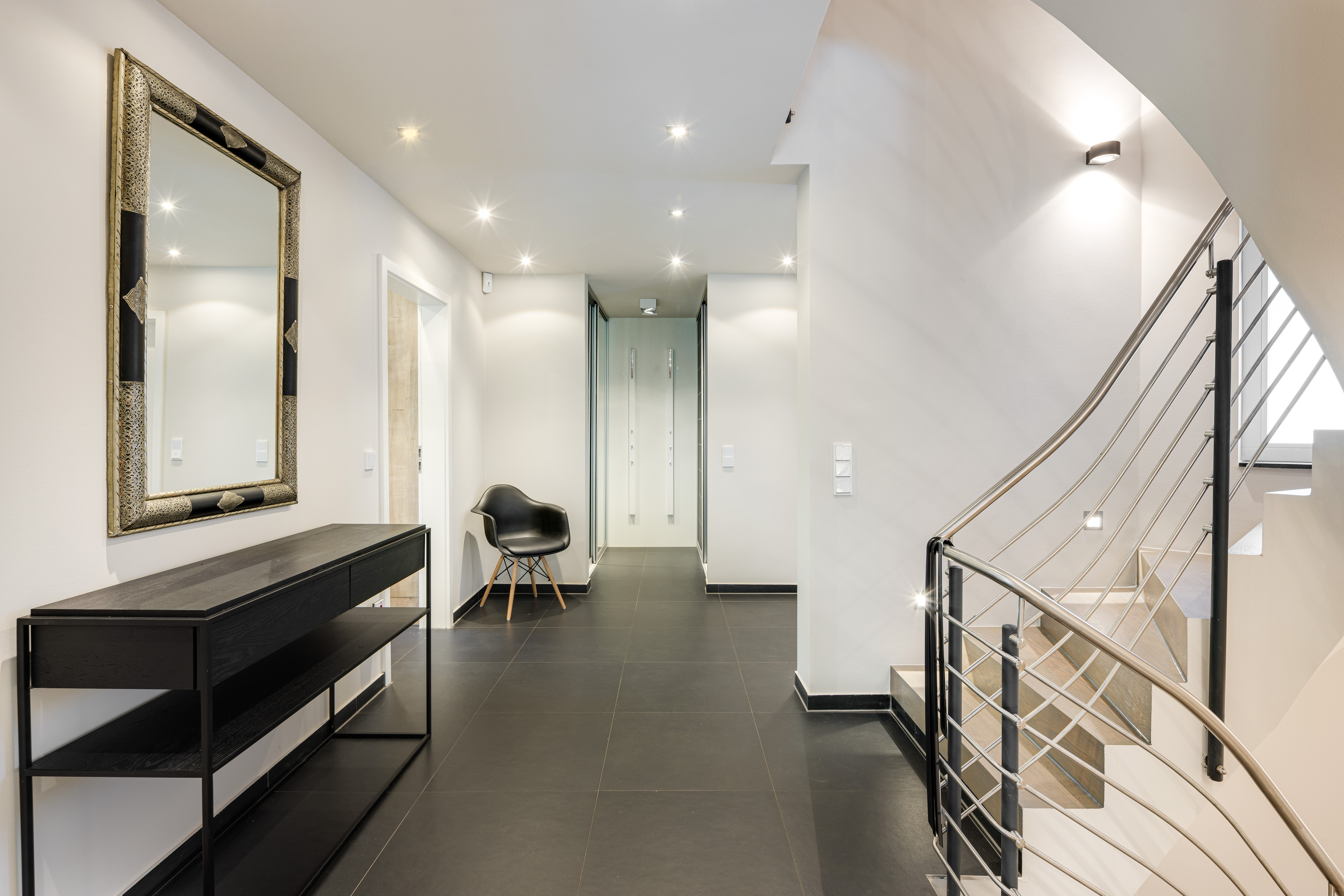 5 Bedroom Single Family Home/House's Image 4