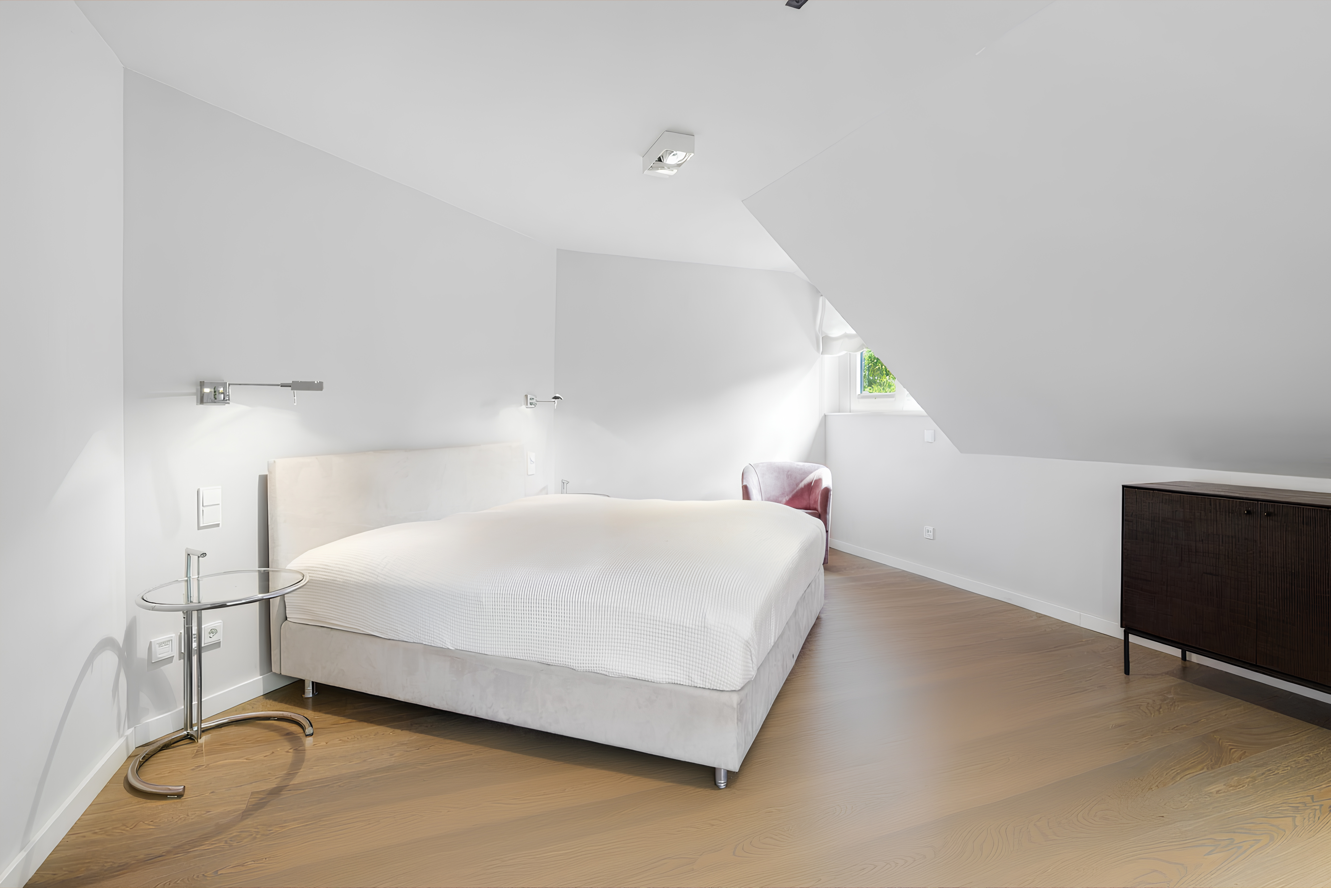 5 Bedroom Single Family Home/House's Image 11