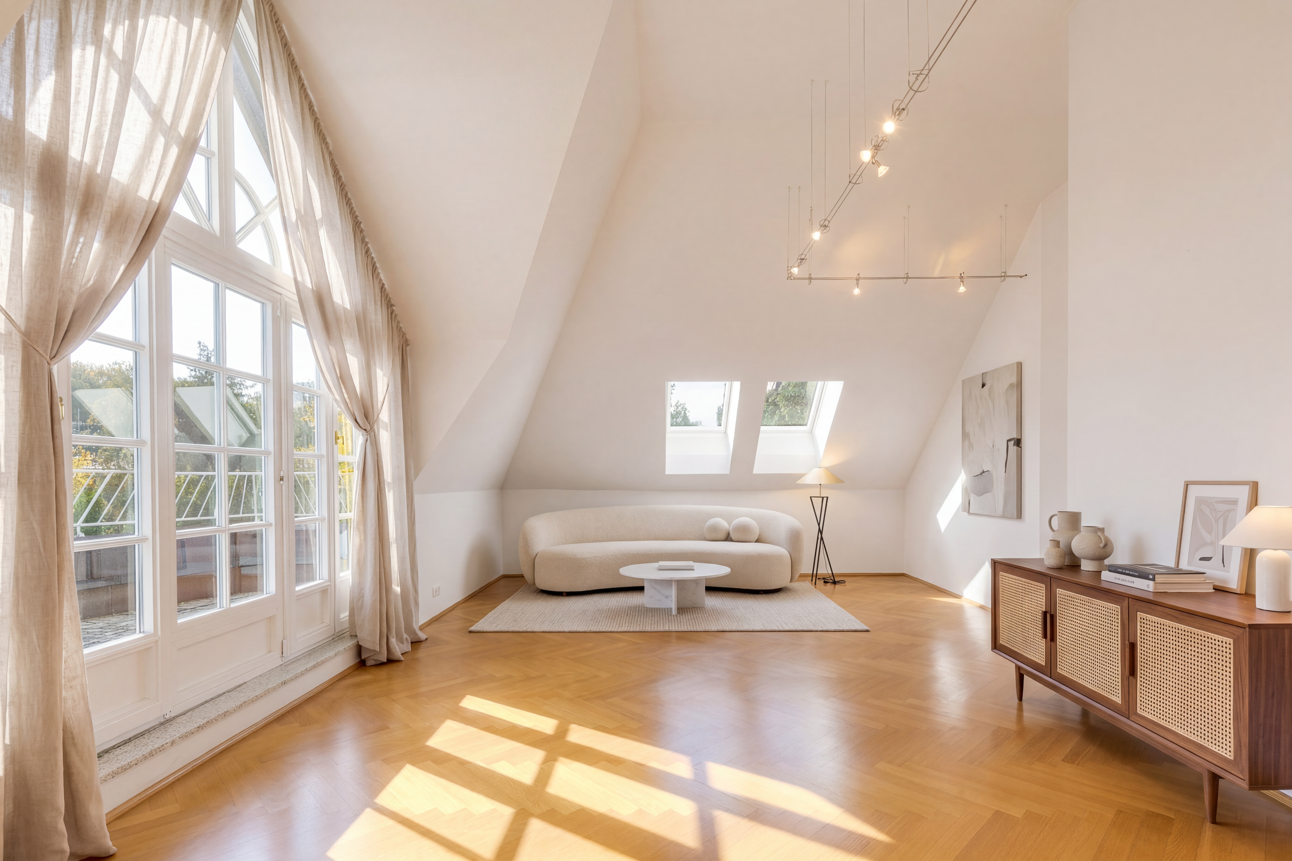 6 Bedroom Single Family Home/House's Image 10