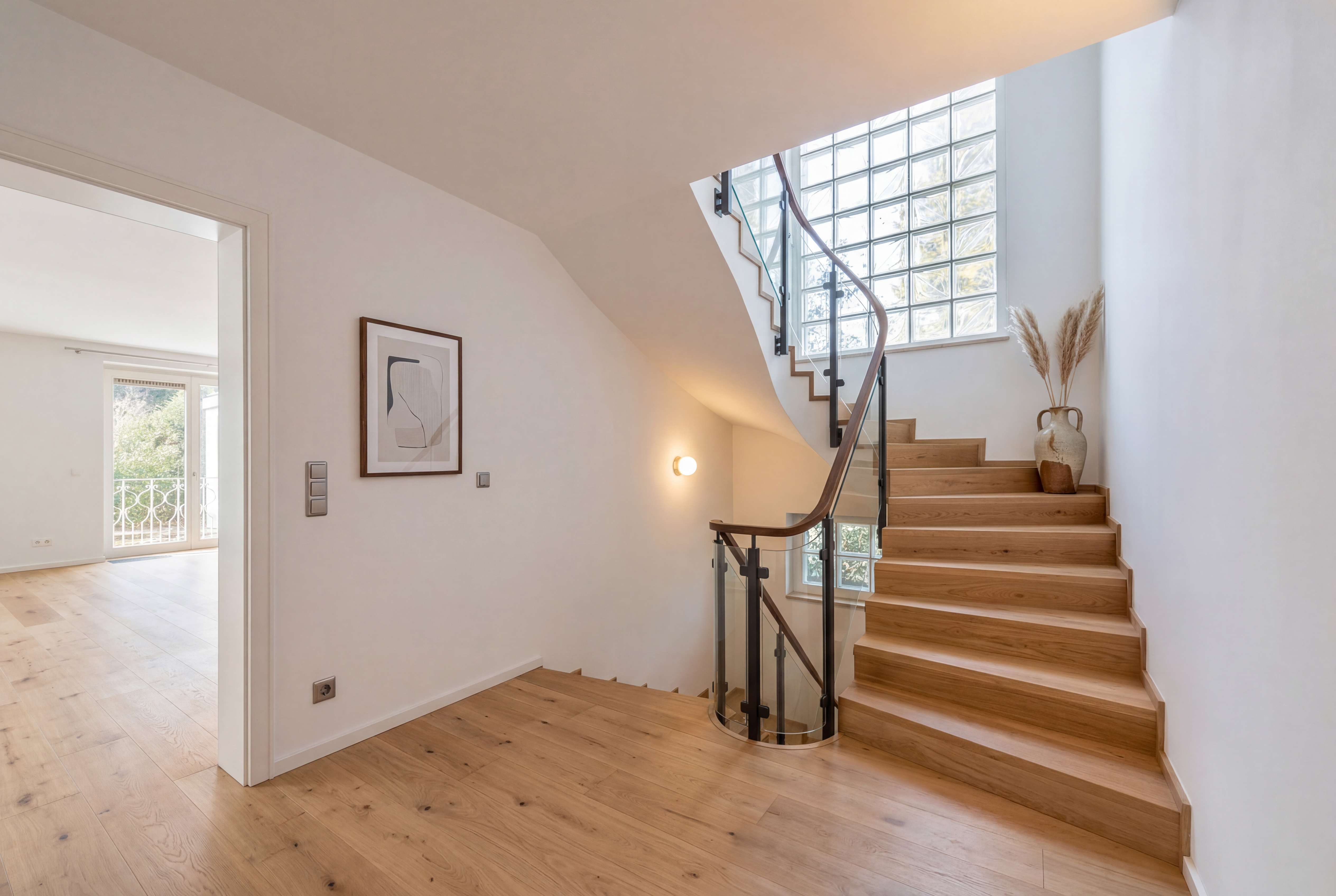 6 Bedroom Single Family Home/House's Image 5