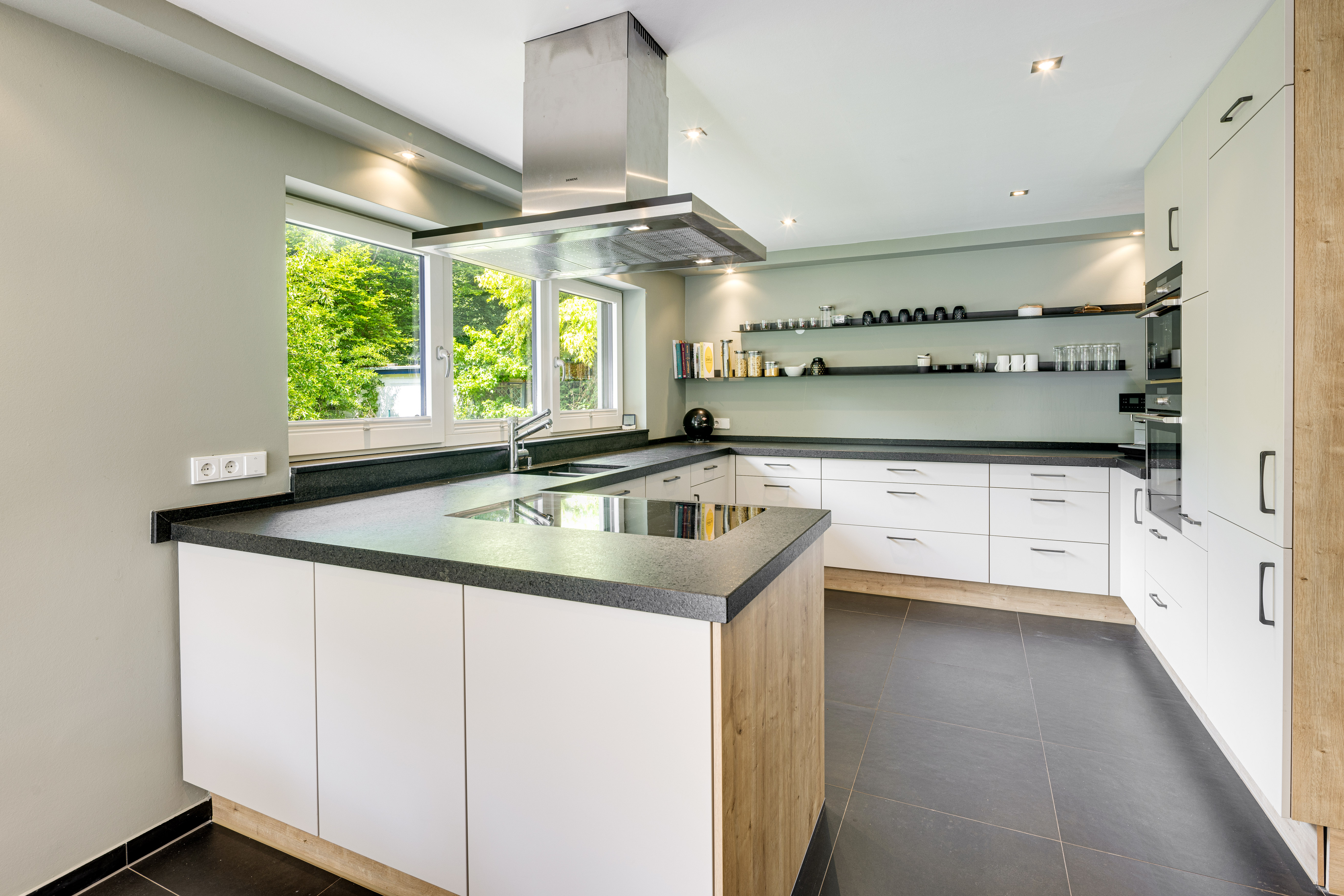 5 Bedroom Single Family Home/House's Image 3