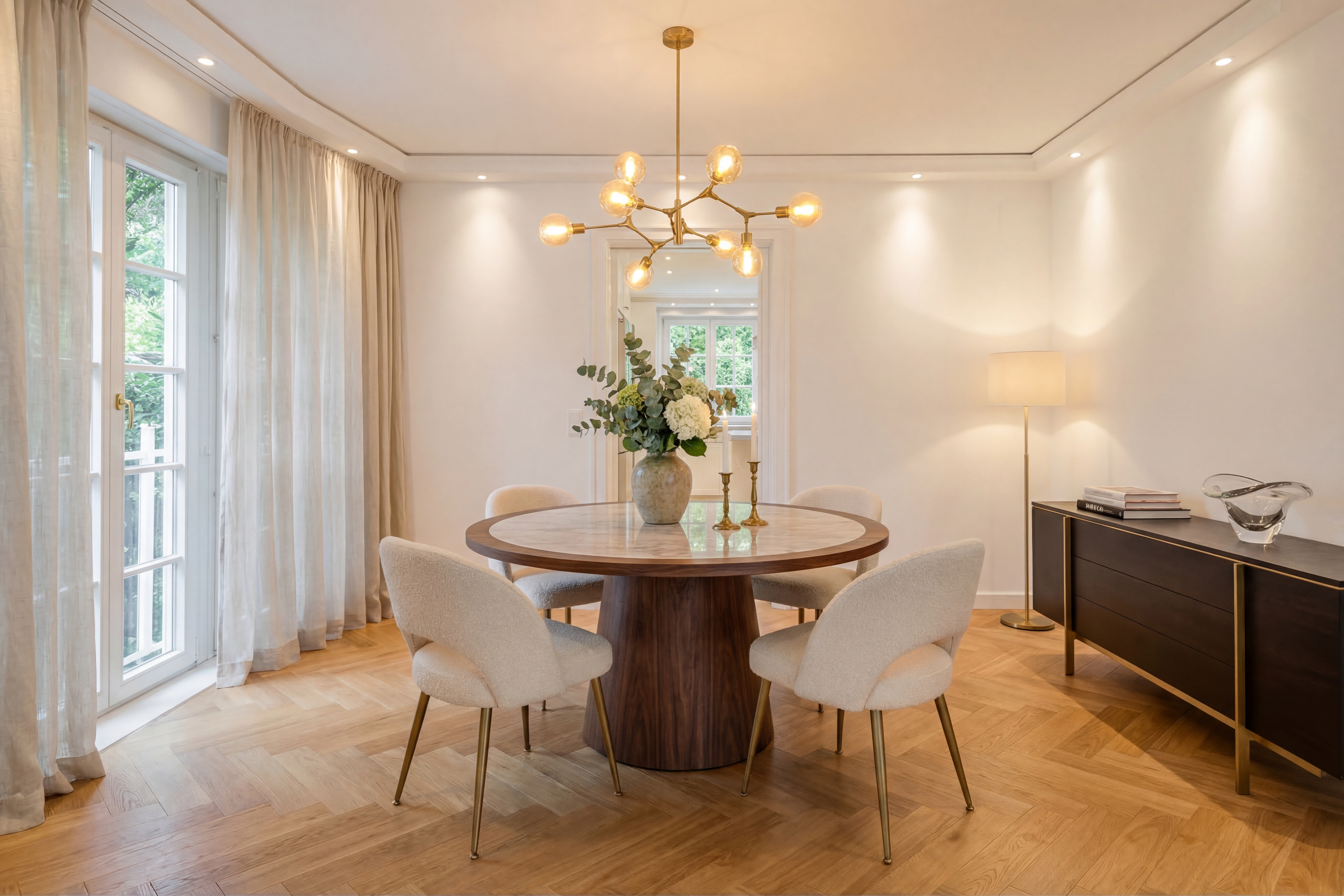 6 Bedroom Single Family Home/House's Image 3