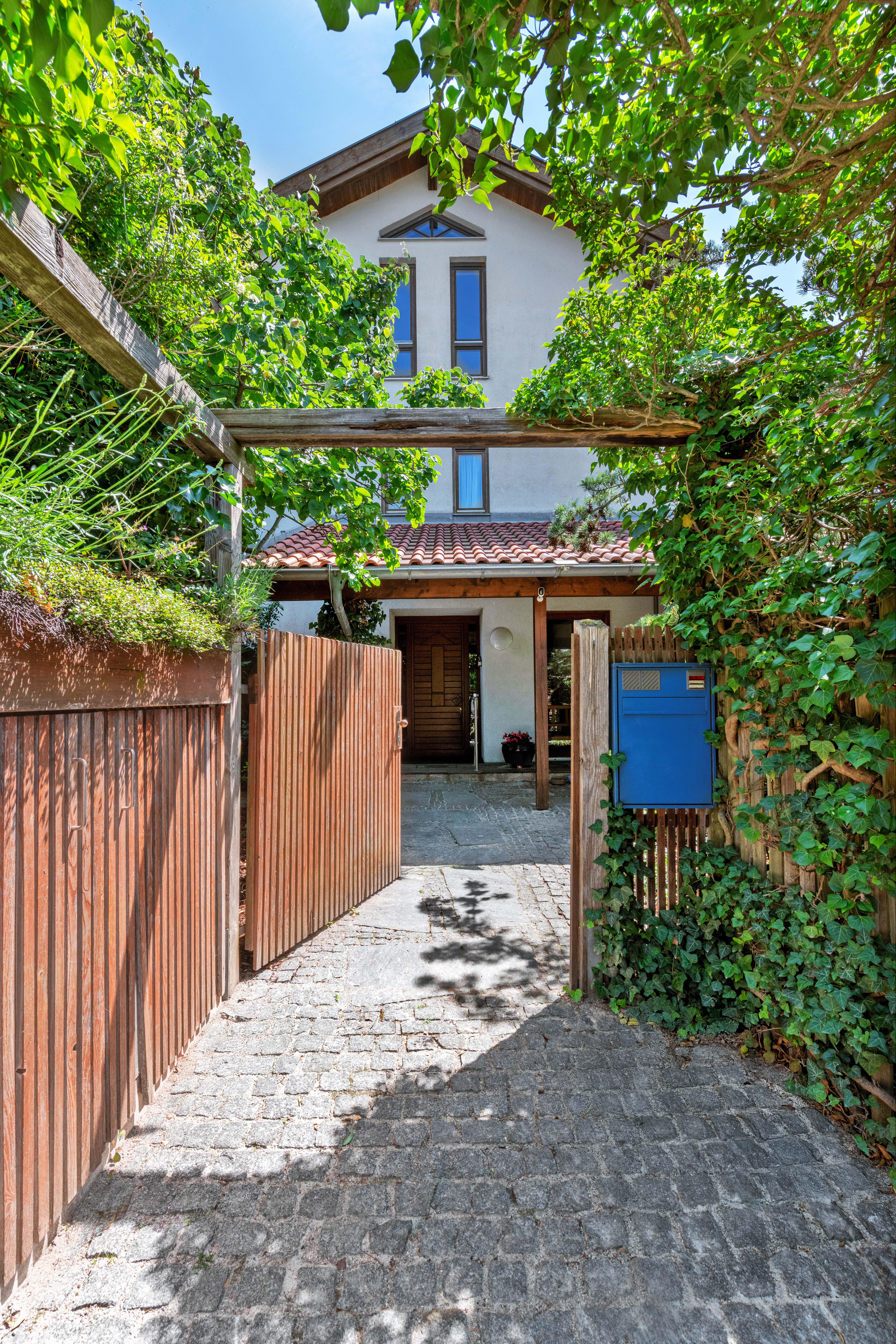 5 Bedroom Single Family Home/House's Image 4