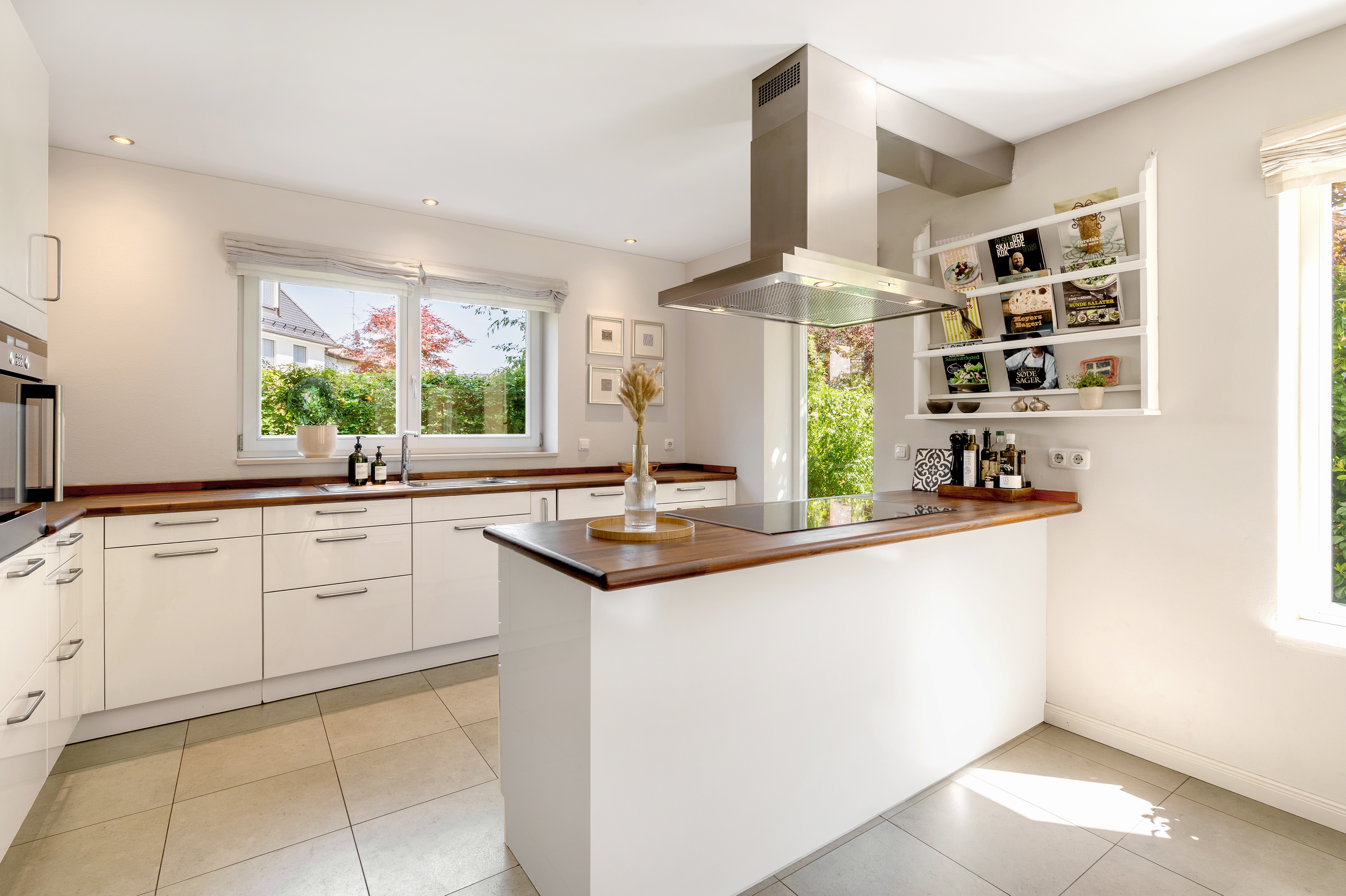 5 Bedroom Single Family Home/House's Image 3