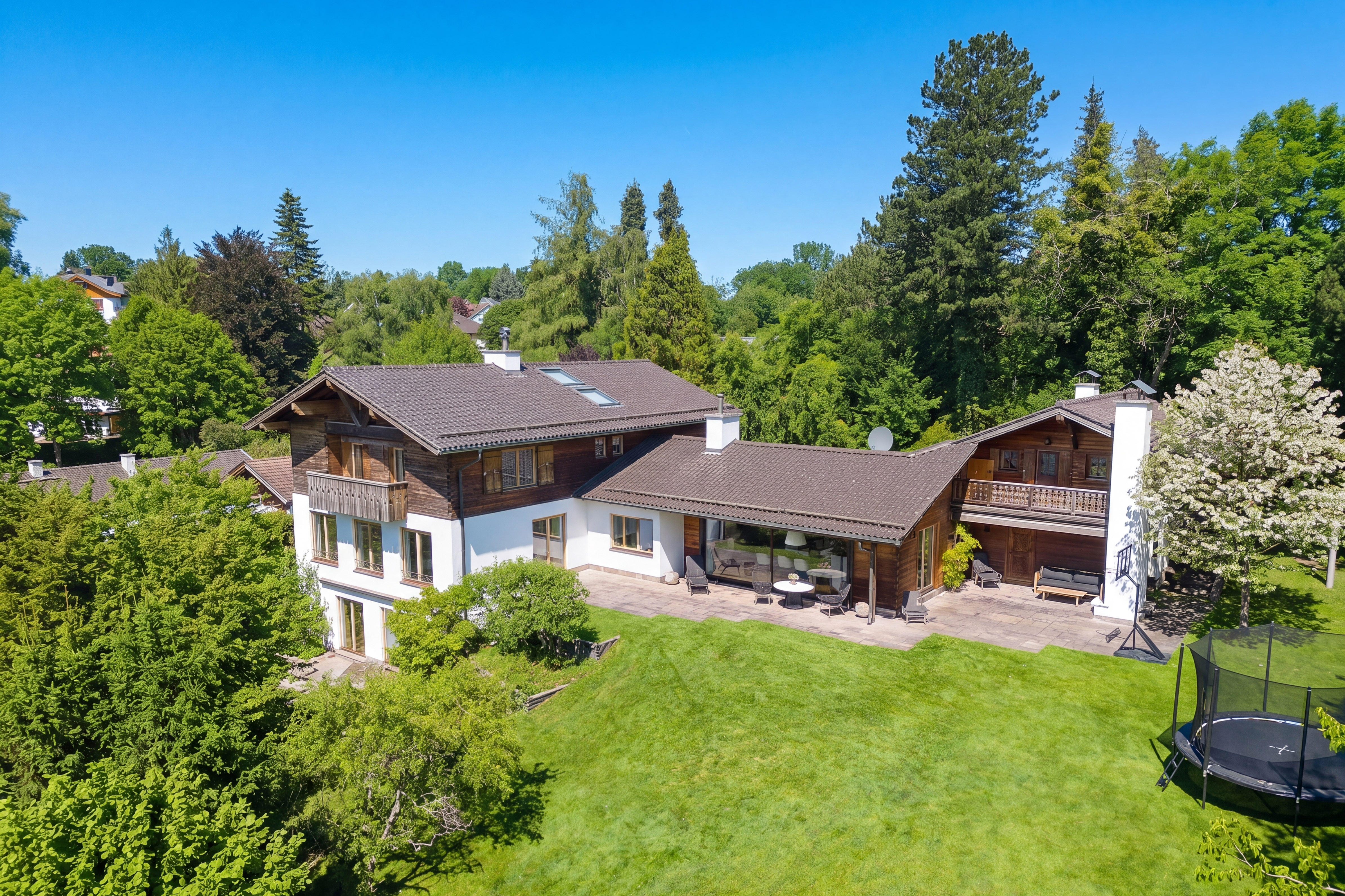 5 Bedroom Single Family Home/House's Image 8