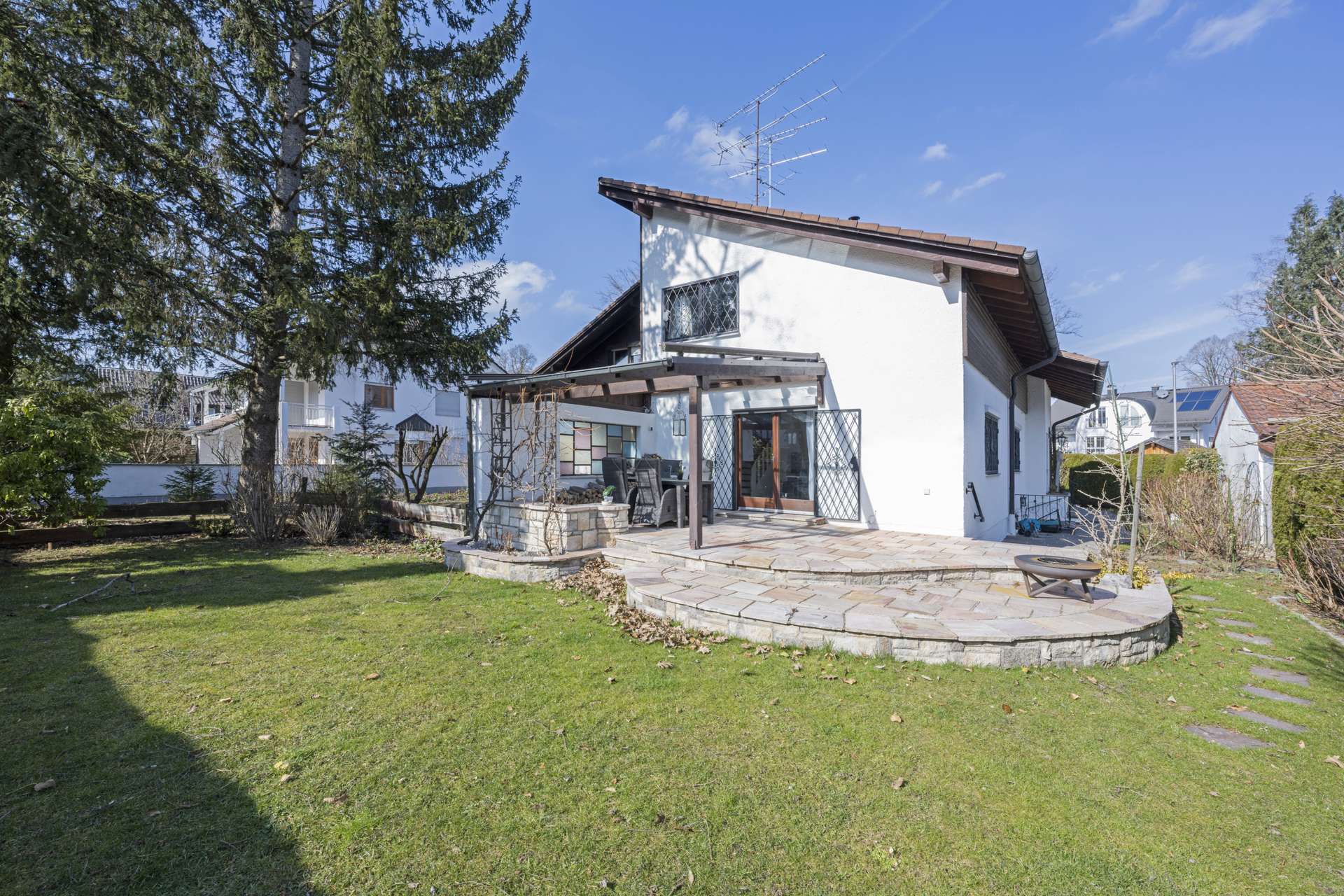 Modernes Zuhause mit offenem Kamin in Grünwald - Bild 16