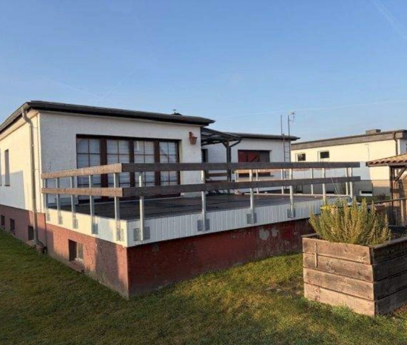 Voll unterkellertes Einfamilienhaus mit Nebengelass