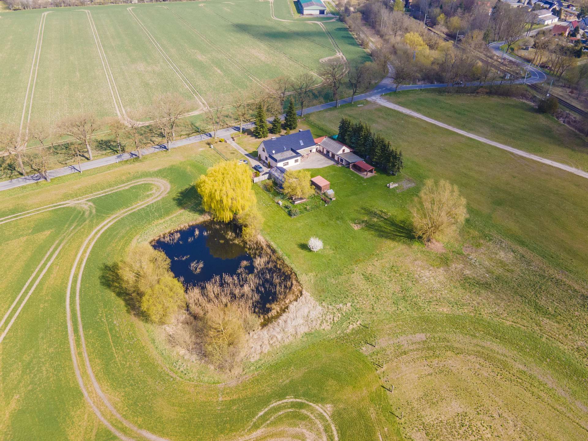 Idyllisches Landhaus in Alleinlage – mit eigenem Teich auf großem Grundstück (provisionsfrei)