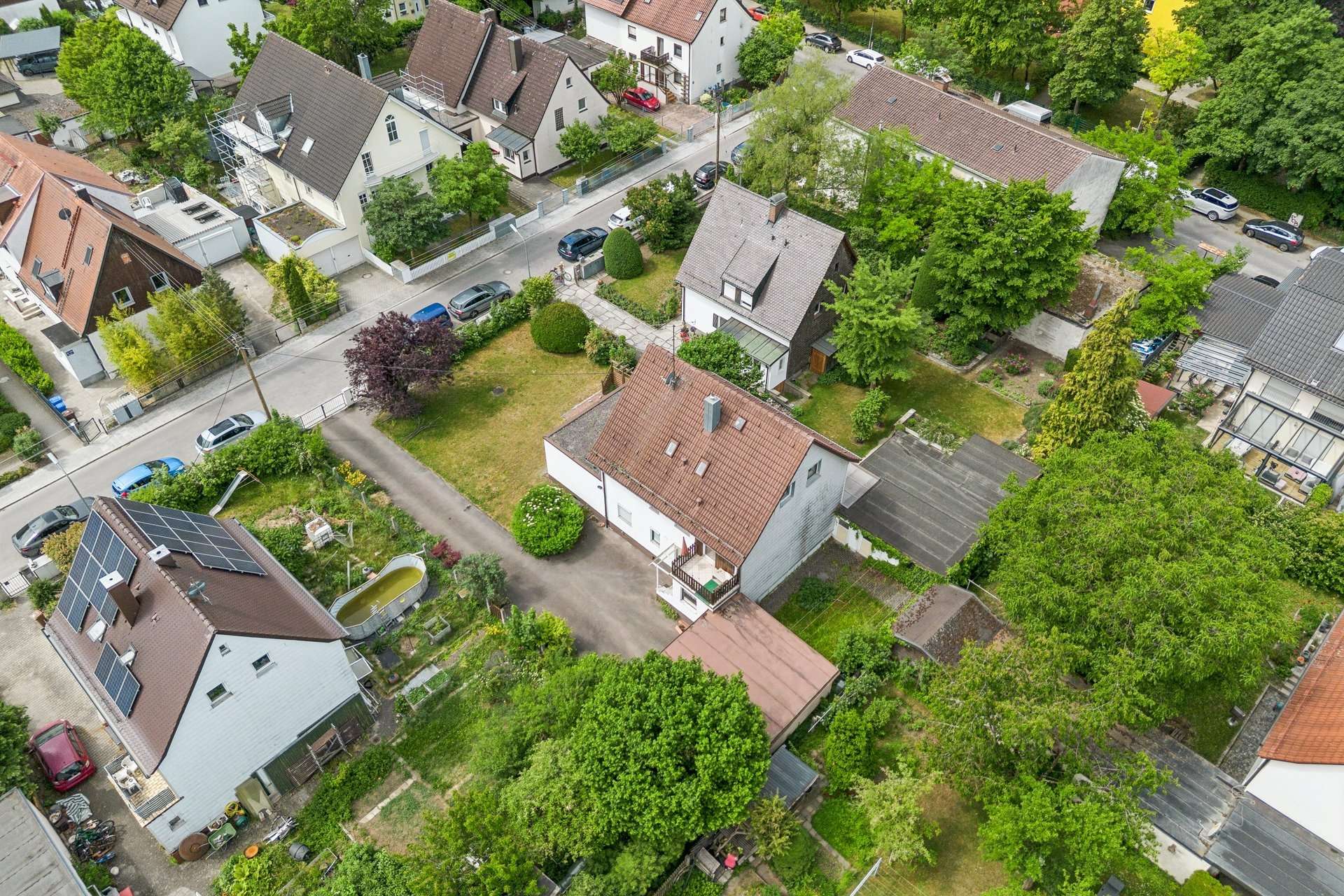 Sanierungsbedürftiges 3-Familienhaus in München-Lerchenau mit charmantem Grundstück