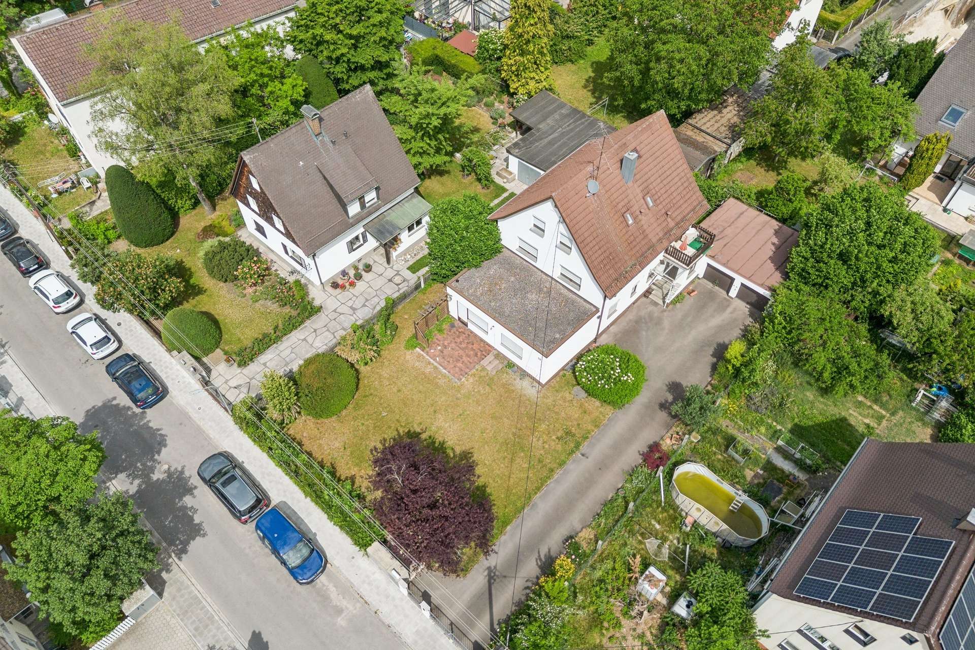 Sanierungsbedürftiges 3-Familienhaus in München-Lerchenau mit charmantem Grundstück