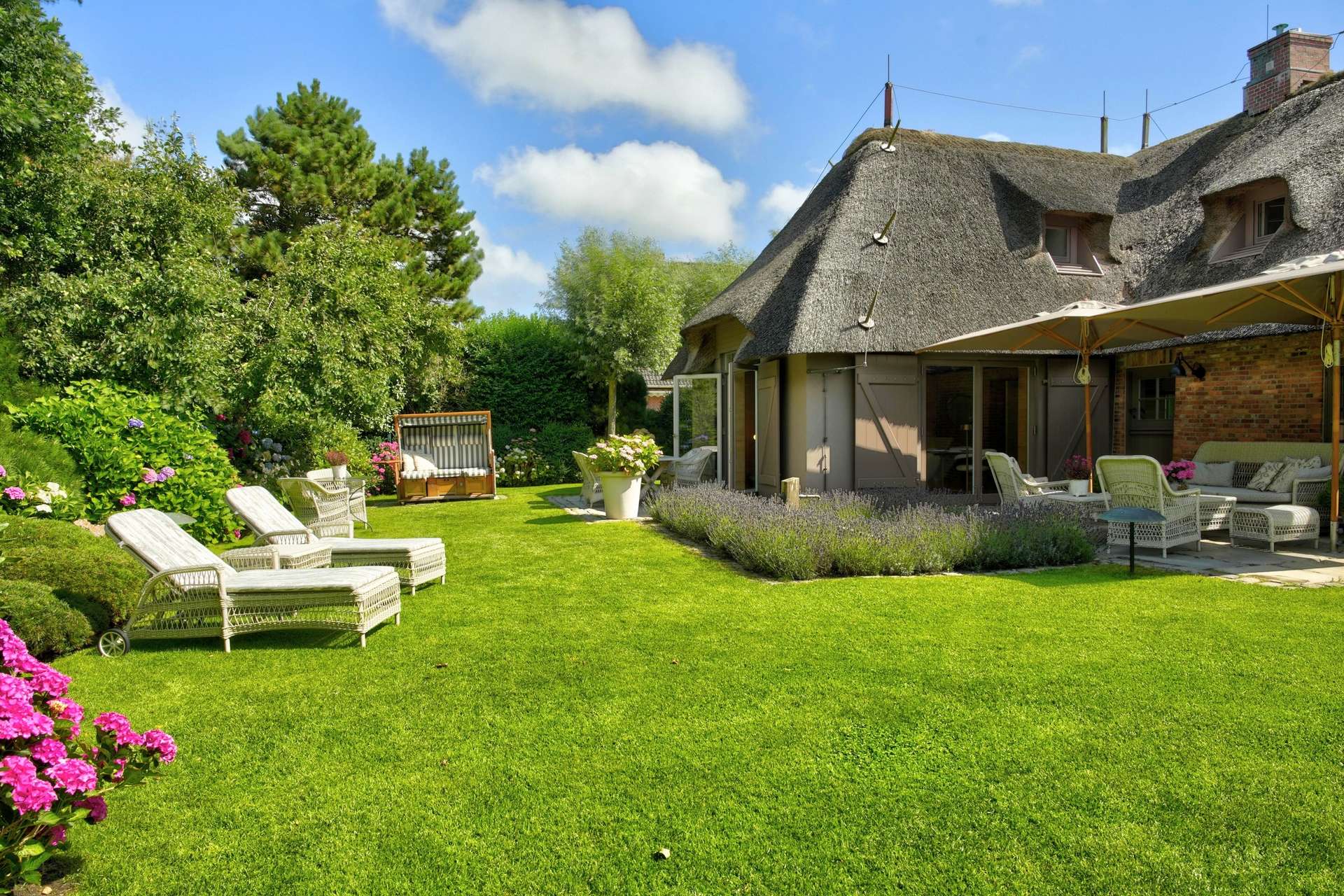 Außenansicht mit Garten