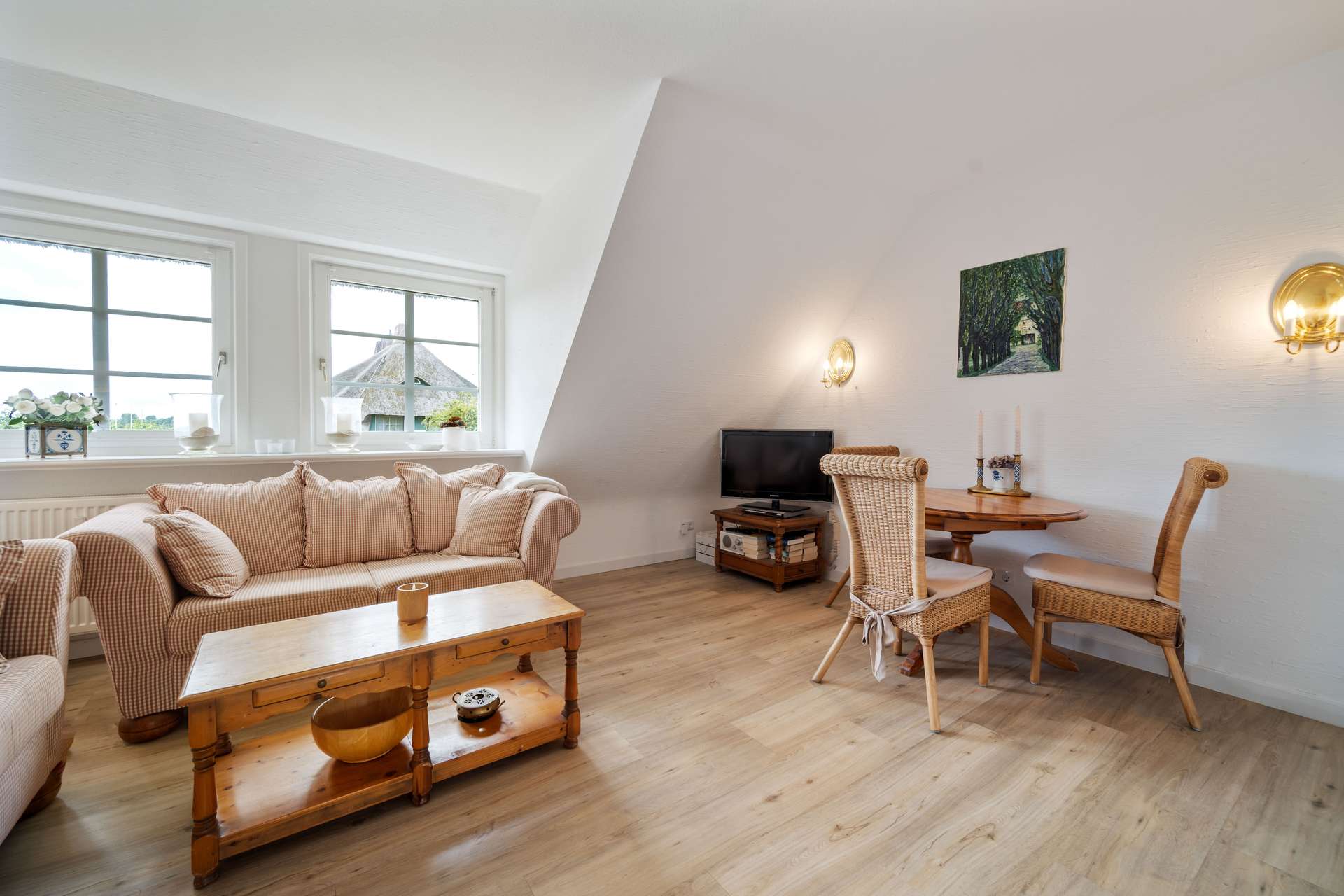 Seltene Gelegenheit unter Reet – Charmante Dachgeschosswohnung mit Gartenplatz in Keitum