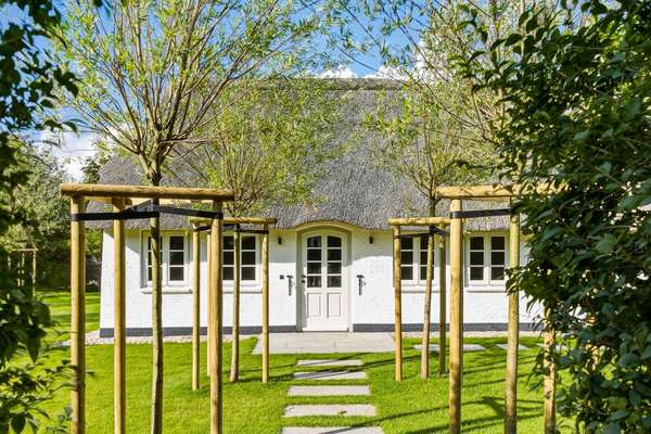 Kernsaniertes historisches Friesenhaus auf Parkgrundstück in Alt-Westerland