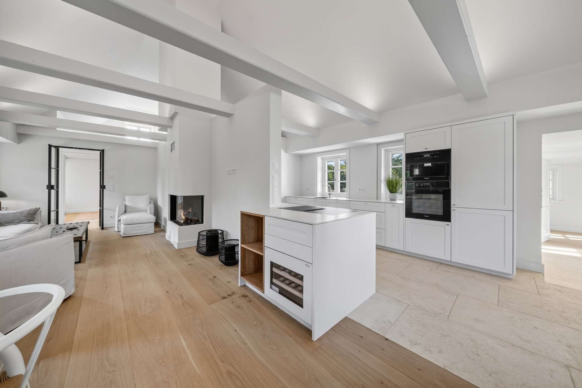 Offenes Wohnzimmer mit Küche