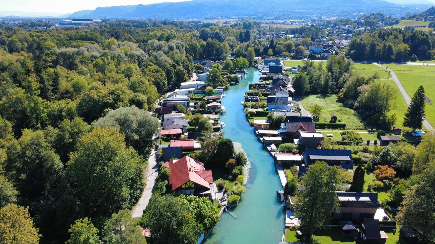 FREIZEITWOHNSITZ! Ihr kleines Paradies am Wasser – mit Häuschen und direktem Sattnitz-Zugang — Bild 3